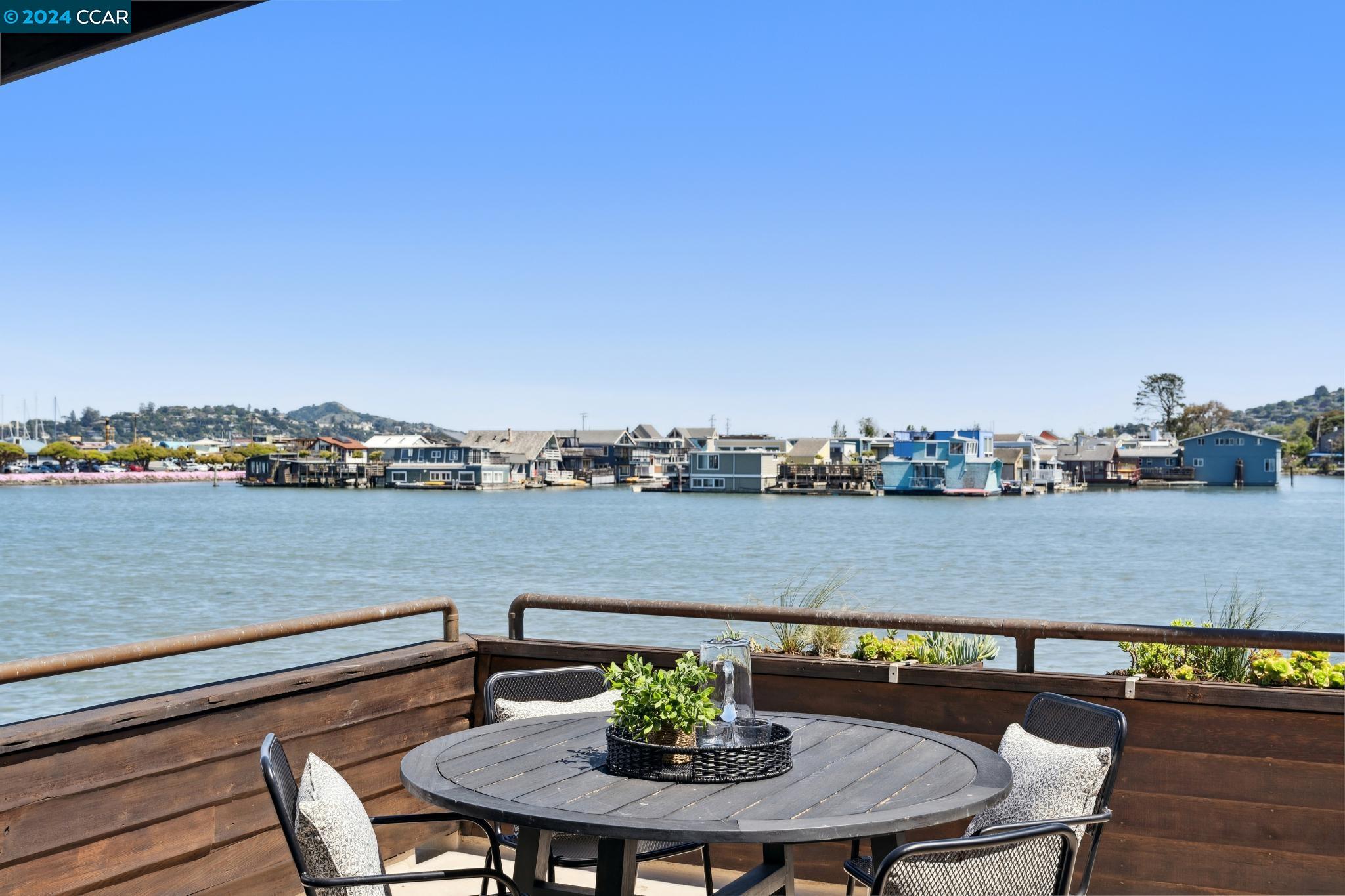 Detail Gallery Image 33 of 52 For 14 Gate 6 1/2 Road, Sausalito,  CA 94965 - 3 Beds | 2 Baths
