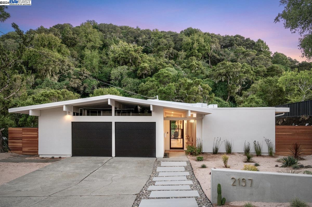 Detail Gallery Image 1 of 1 For 2197 Bunker Hill Dr, San Mateo,  CA 94402 - 4 Beds | 2 Baths