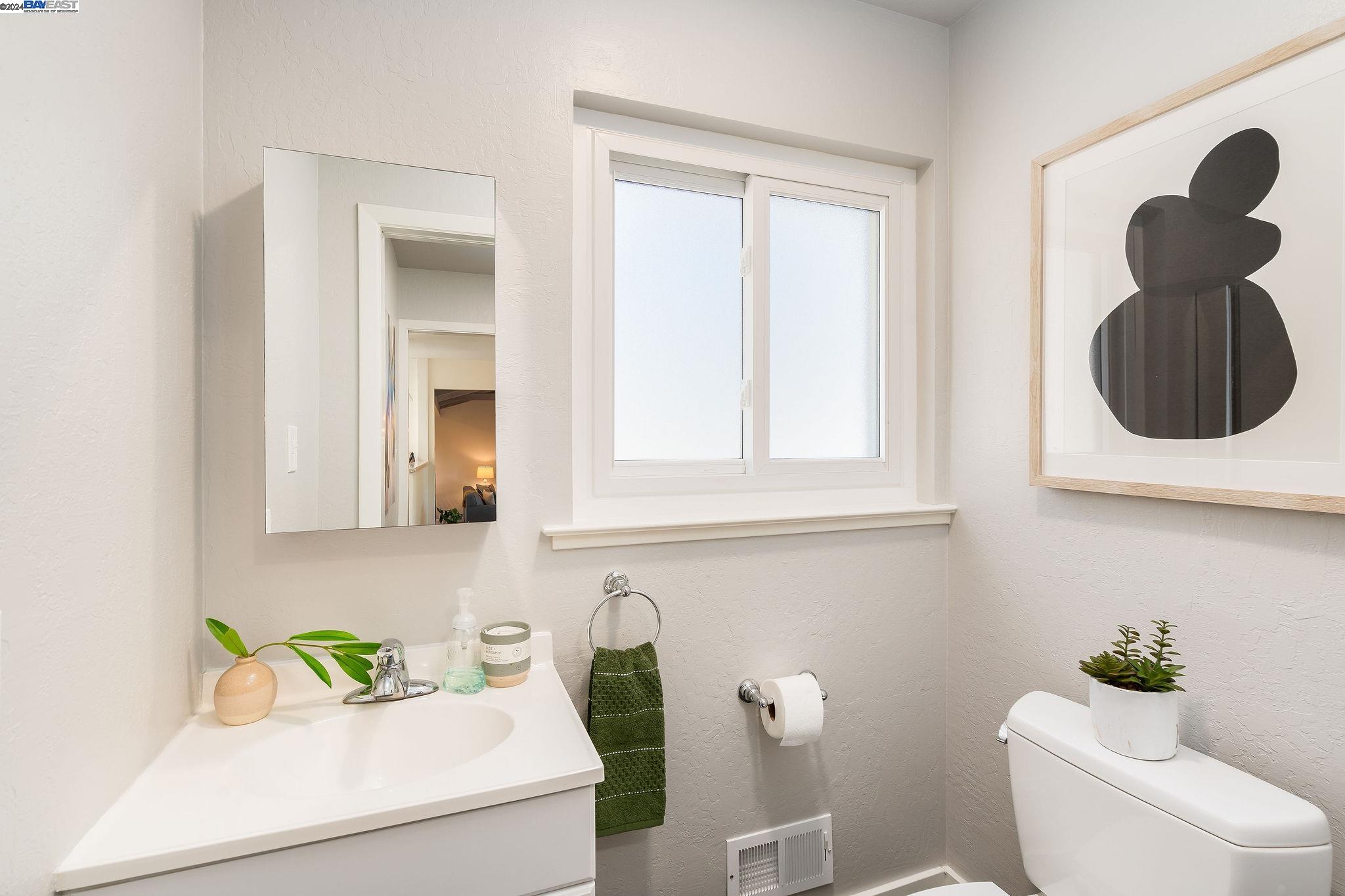 Detail Gallery Image 21 of 49 For 2372 Longview Dr, San Leandro,  CA 94577 - 3 Beds | 2/1 Baths