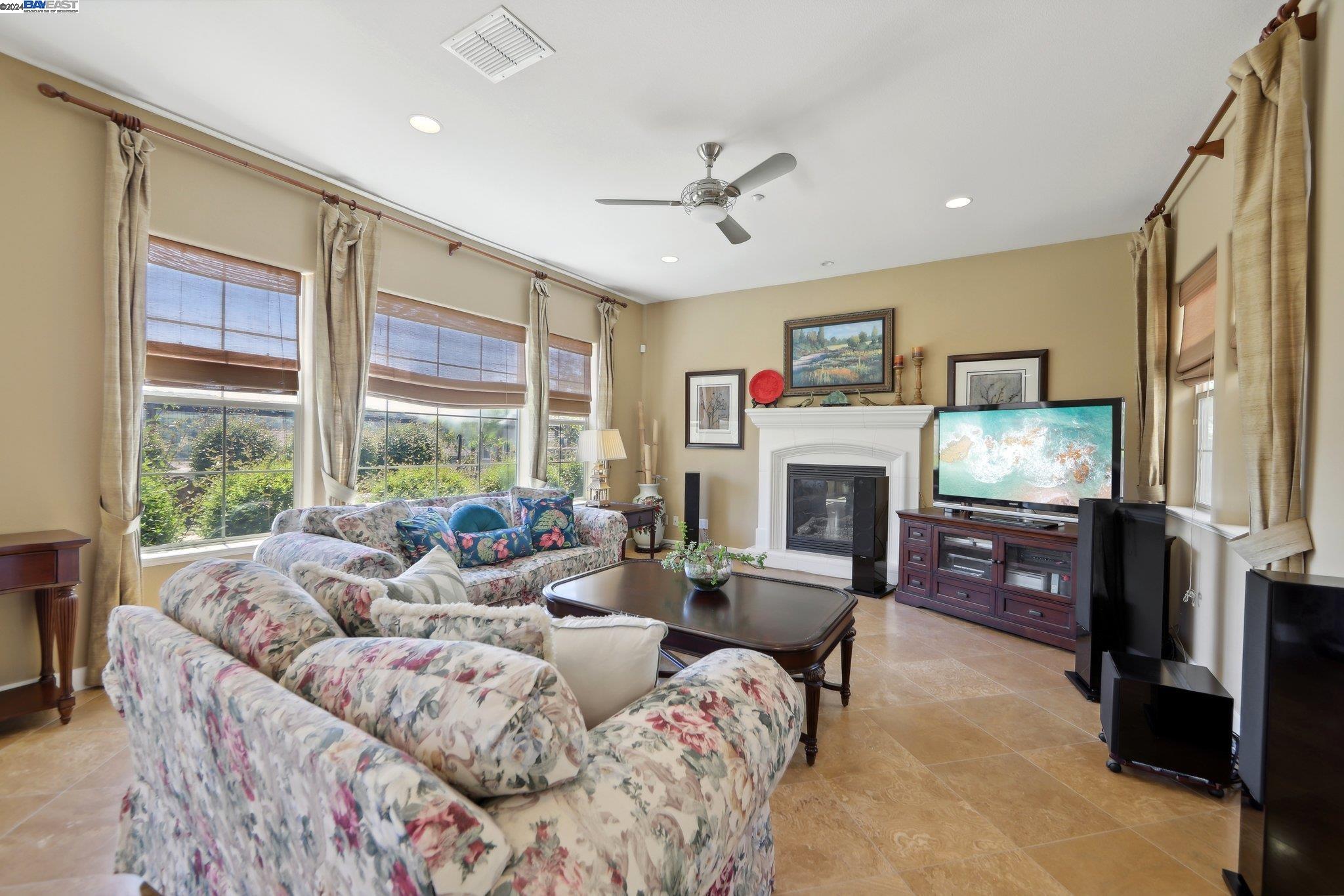 Detail Gallery Image 11 of 60 For 7613 Ridgeline Dr, Dublin,  CA 94568 - 3 Beds | 3/1 Baths