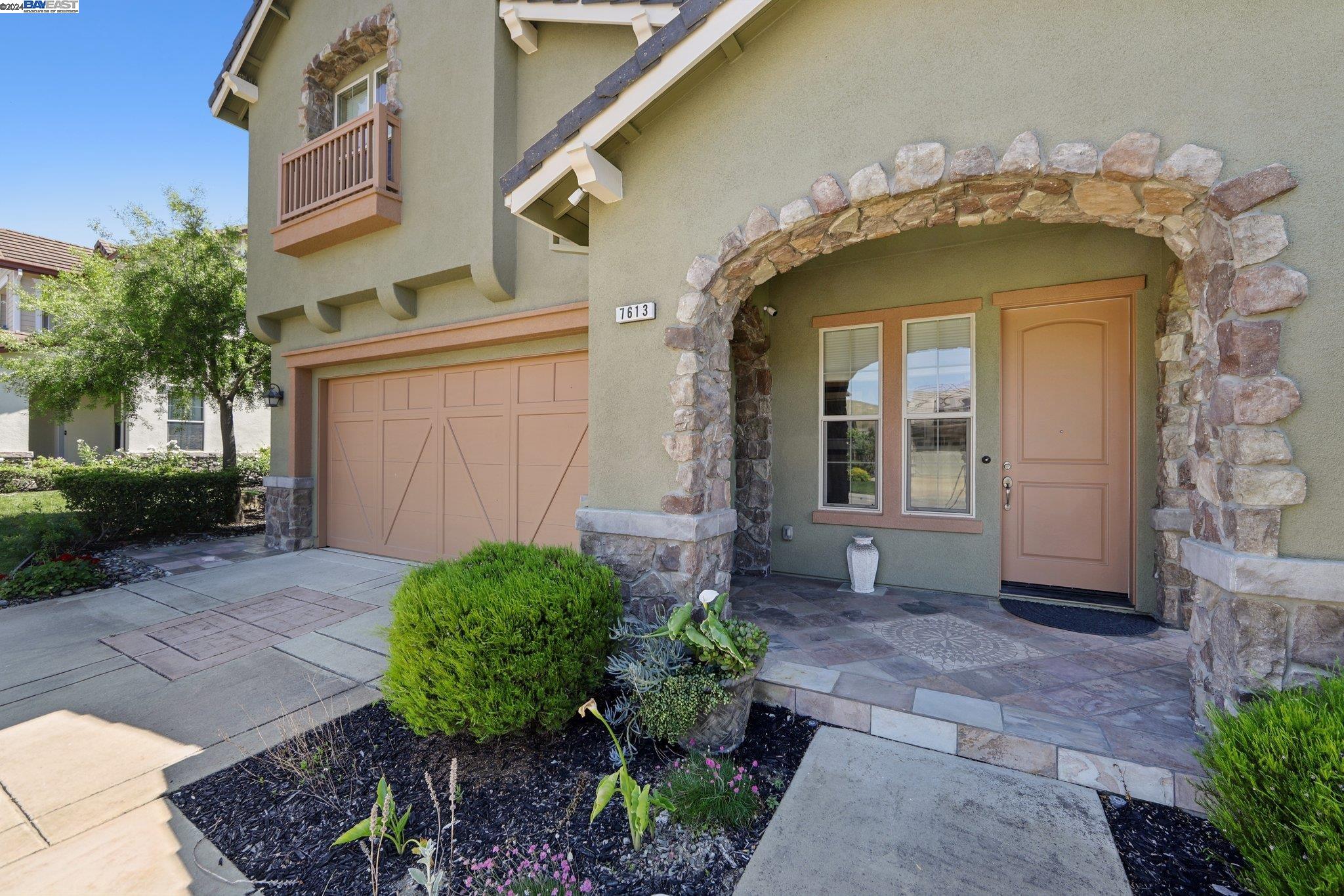 Detail Gallery Image 4 of 60 For 7613 Ridgeline Dr, Dublin,  CA 94568 - 3 Beds | 3/1 Baths