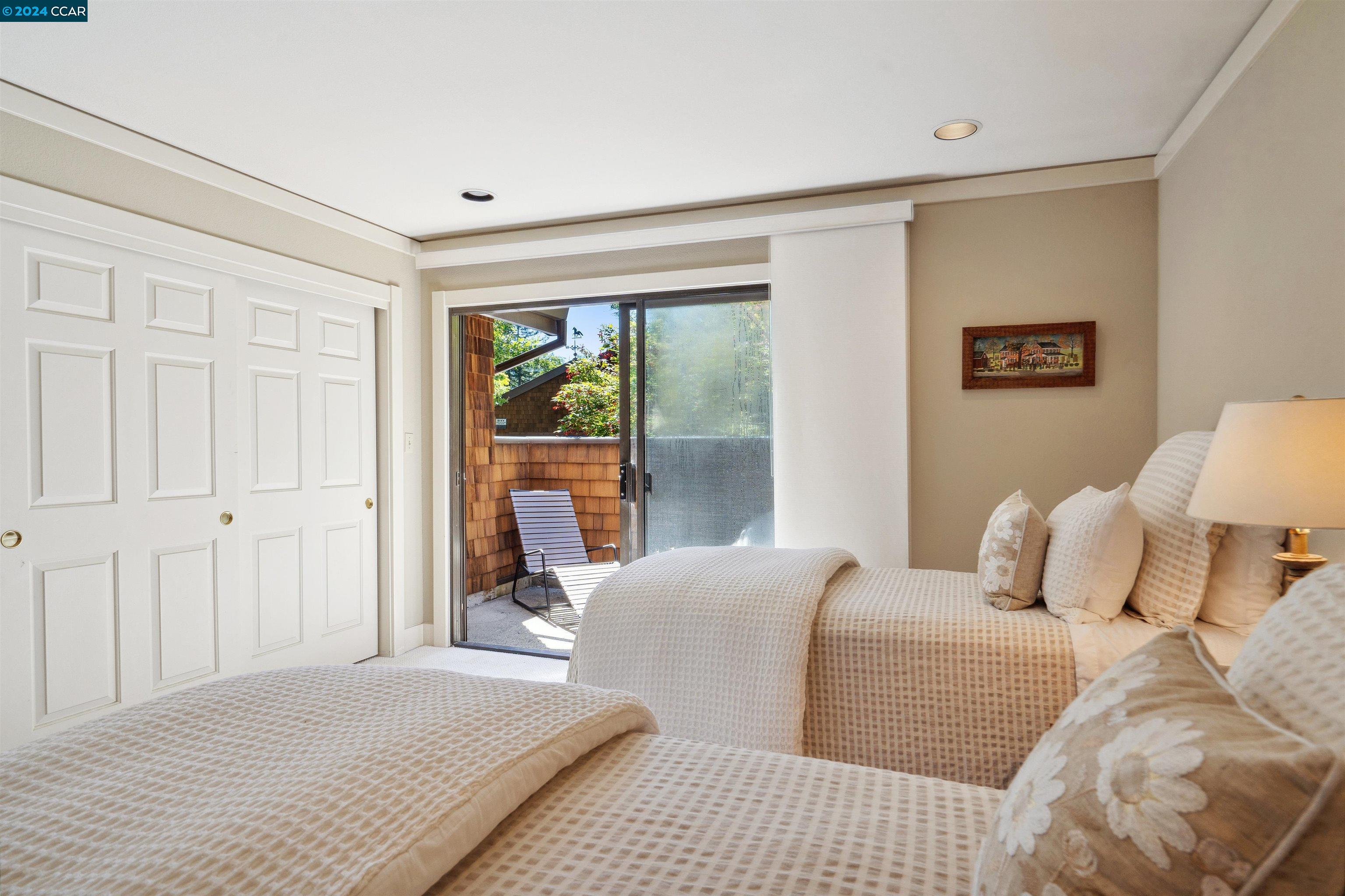 Detail Gallery Image 6 of 39 For 319 Village View Court, Orinda,  CA 94563 - 2 Beds | 2/1 Baths