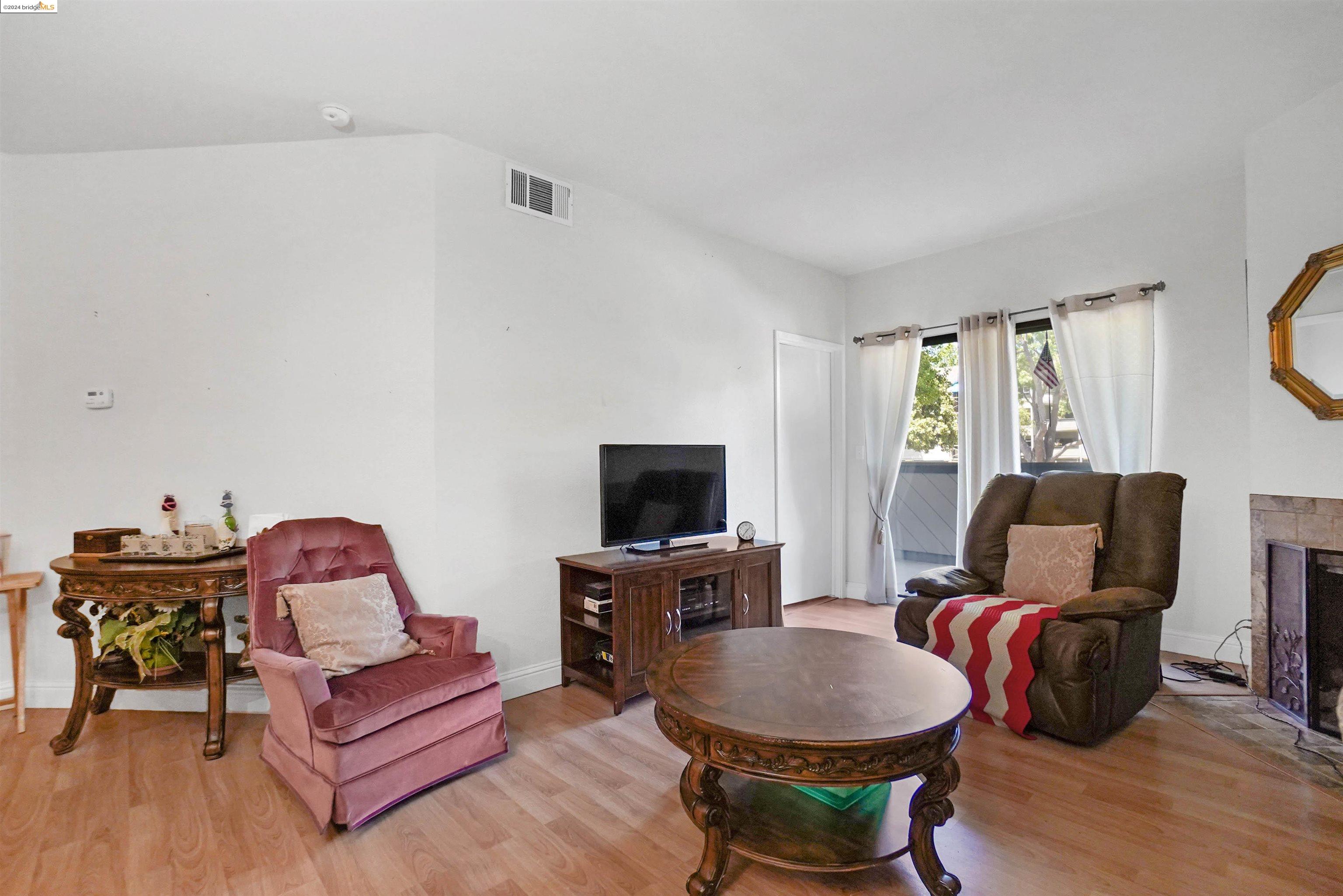 Detail Gallery Image 3 of 40 For 25930 Kay Ave #101,  Hayward,  CA 94545 - 1 Beds | 1/1 Baths