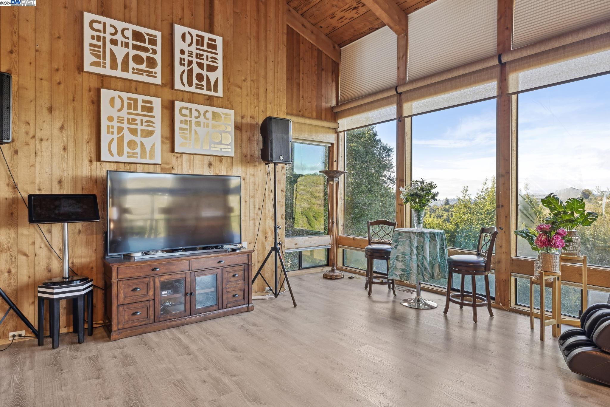 Detail Gallery Image 14 of 57 For 18625 W Cavendish Dr, Castro Valley,  CA 94552 - 4 Beds | 3 Baths