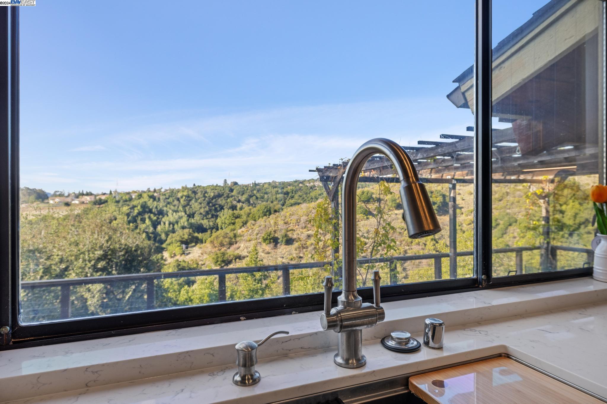 Detail Gallery Image 22 of 57 For 18625 W Cavendish Dr, Castro Valley,  CA 94552 - 4 Beds | 3 Baths