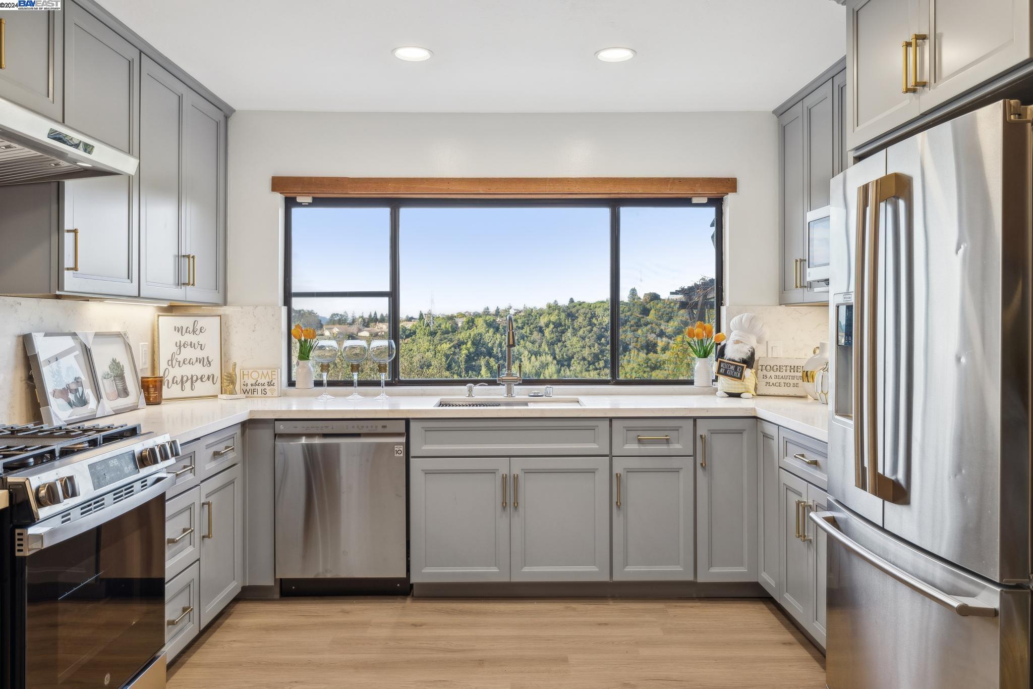 Detail Gallery Image 23 of 57 For 18625 W Cavendish Dr, Castro Valley,  CA 94552 - 4 Beds | 3 Baths