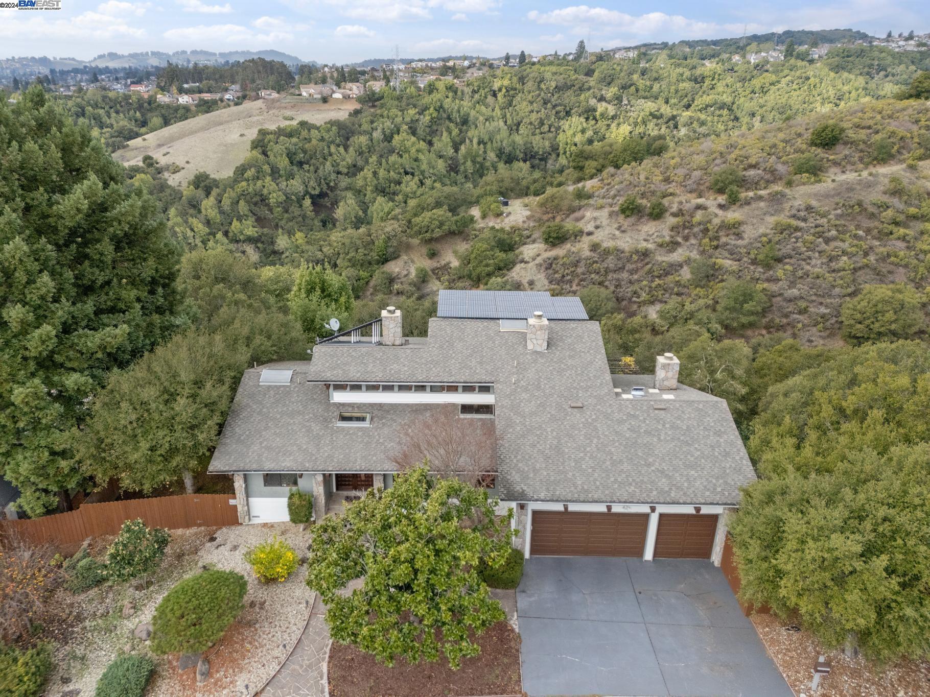 Detail Gallery Image 4 of 57 For 18625 W Cavendish Dr, Castro Valley,  CA 94552 - 4 Beds | 3 Baths