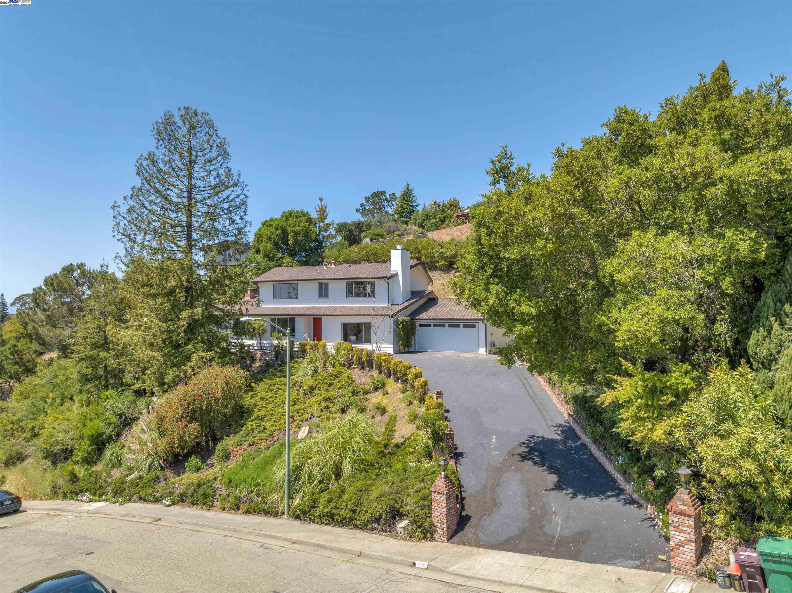 Detail Gallery Image 1 of 1 For 10510 Englewood Dr, Oakland,  CA 94605 - 5 Beds | 3 Baths