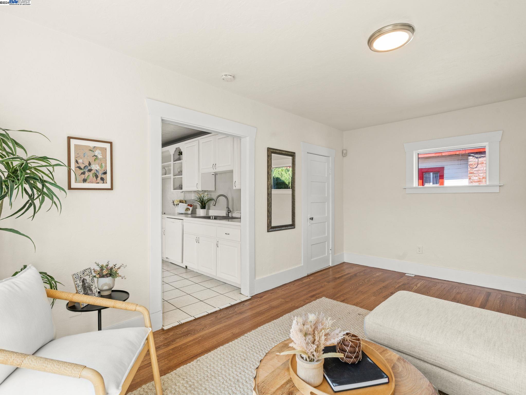 Detail Gallery Image 5 of 33 For 2069 Harrington Avenue, Oakland,  CA 94601 - 2 Beds | 2 Baths