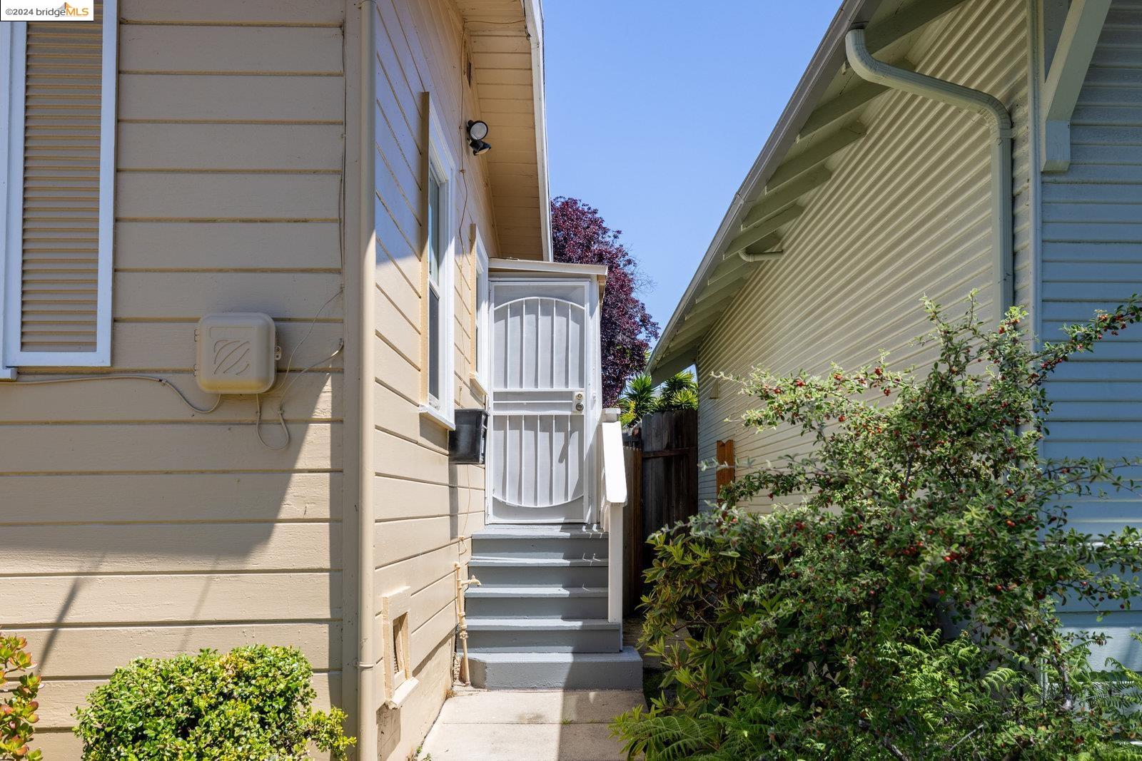 Detail Gallery Image 4 of 22 For 2209 Byron St, Berkeley,  CA 94702 - 2 Beds | 1 Baths