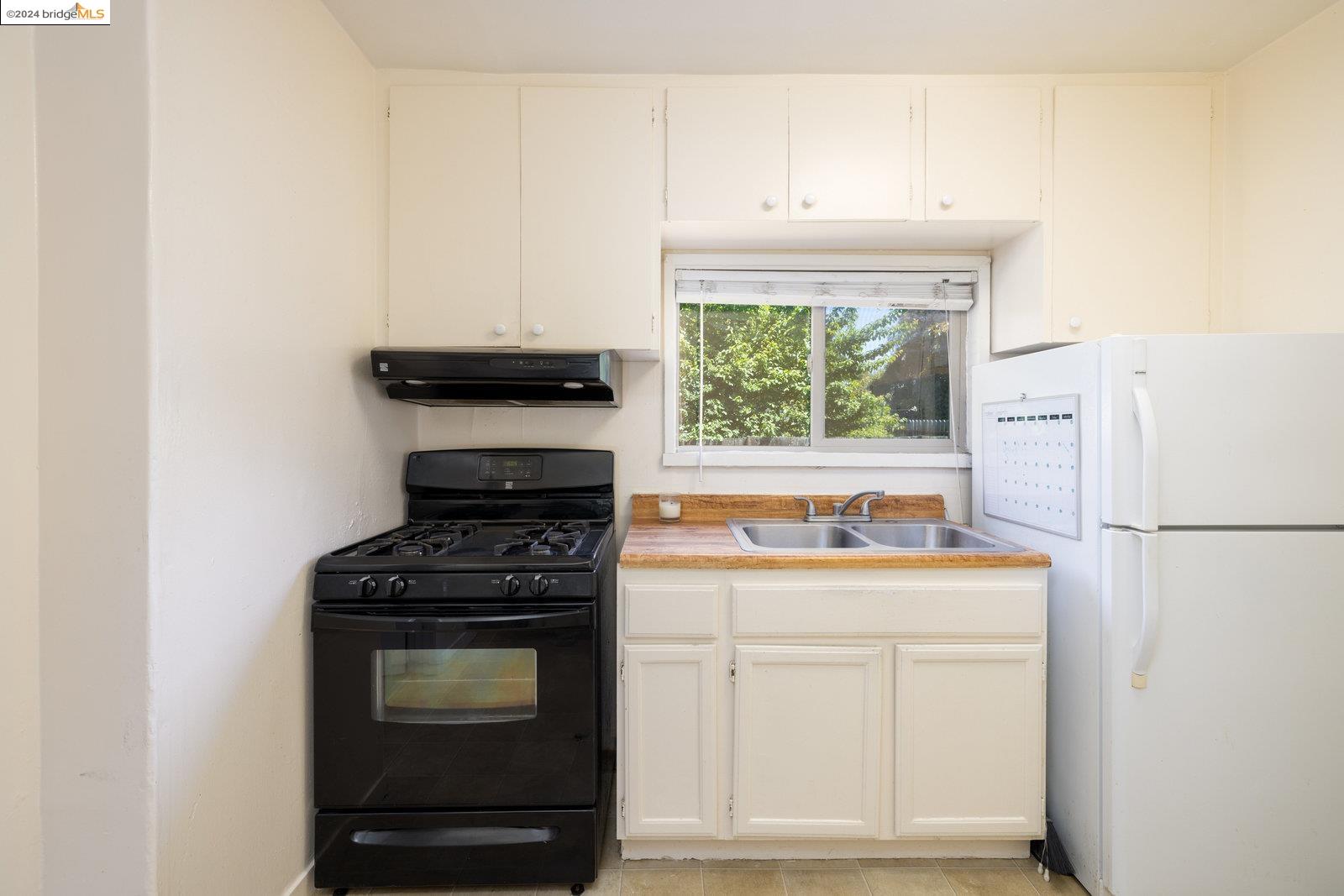 Detail Gallery Image 8 of 22 For 2209 Byron St, Berkeley,  CA 94702 - 2 Beds | 1 Baths