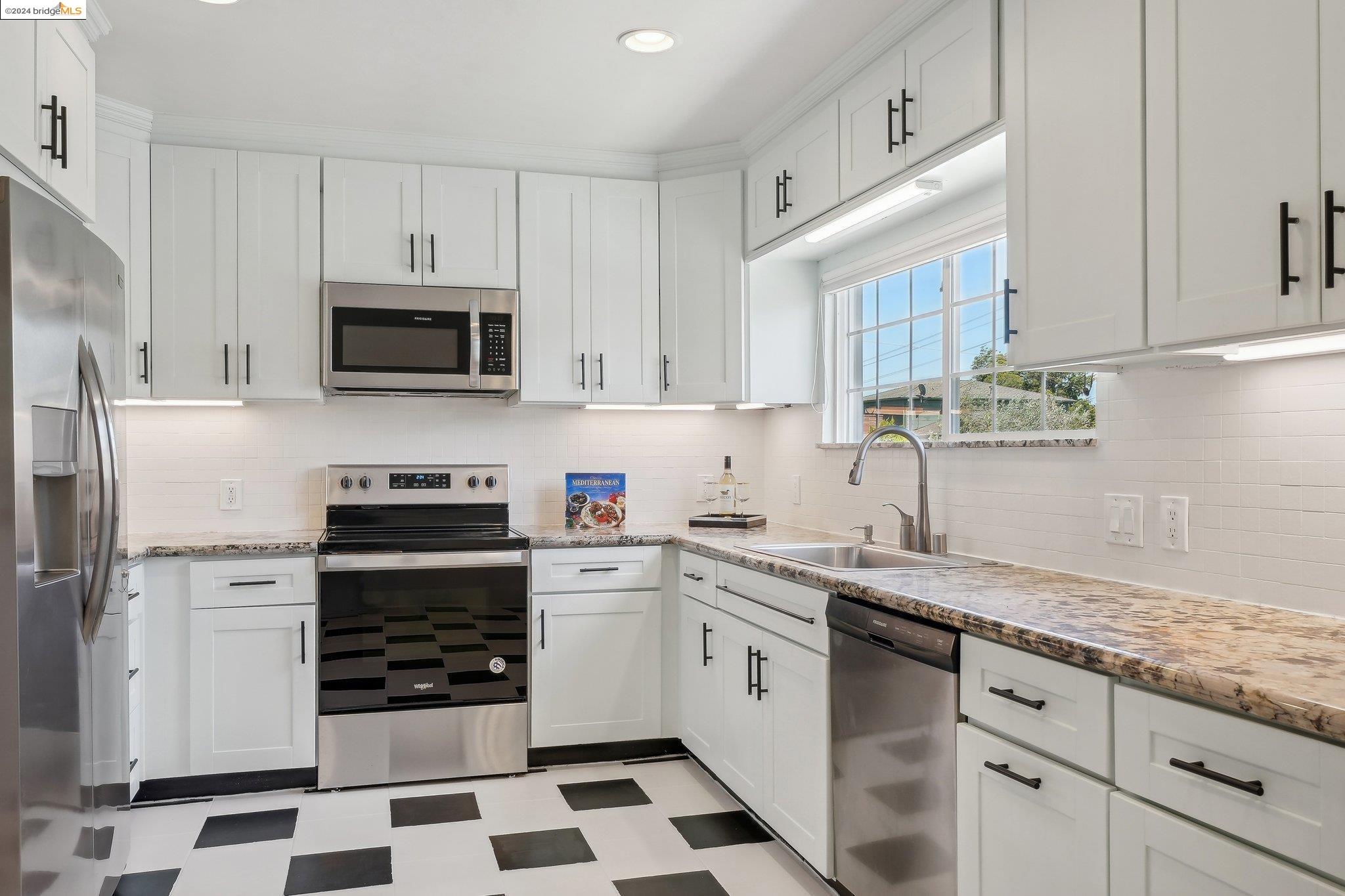Detail Gallery Image 26 of 47 For 238 Beach Rd, Alameda,  CA 94502 - 3 Beds | 2 Baths