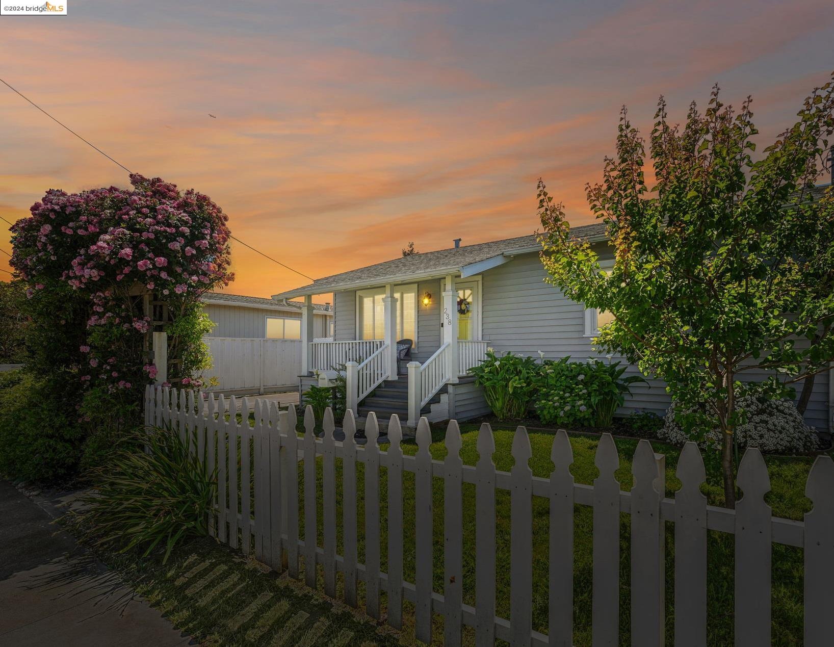 Detail Gallery Image 4 of 47 For 238 Beach Rd, Alameda,  CA 94502 - 3 Beds | 2 Baths