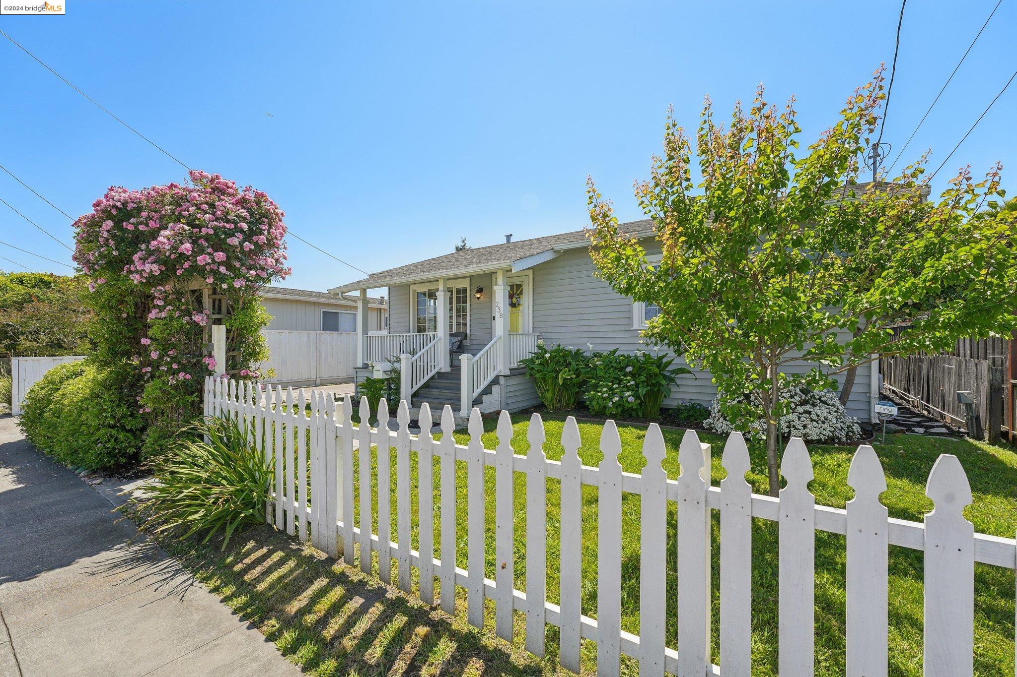 Detail Gallery Image 6 of 47 For 238 Beach Rd, Alameda,  CA 94502 - 3 Beds | 2 Baths