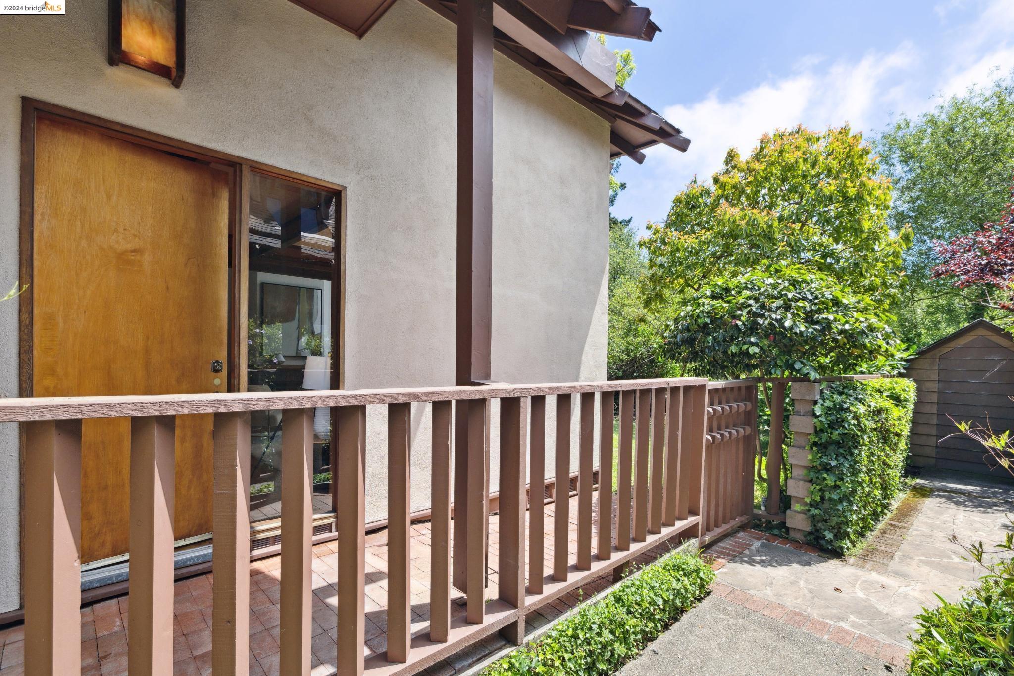 Detail Gallery Image 2 of 49 For 1098 Tevlin St, Albany,  CA 94706 - 2 Beds | 2/1 Baths