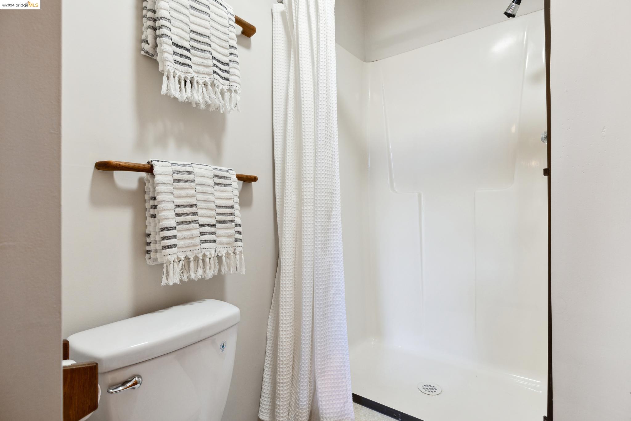Detail Gallery Image 28 of 49 For 1098 Tevlin St, Albany,  CA 94706 - 2 Beds | 2/1 Baths