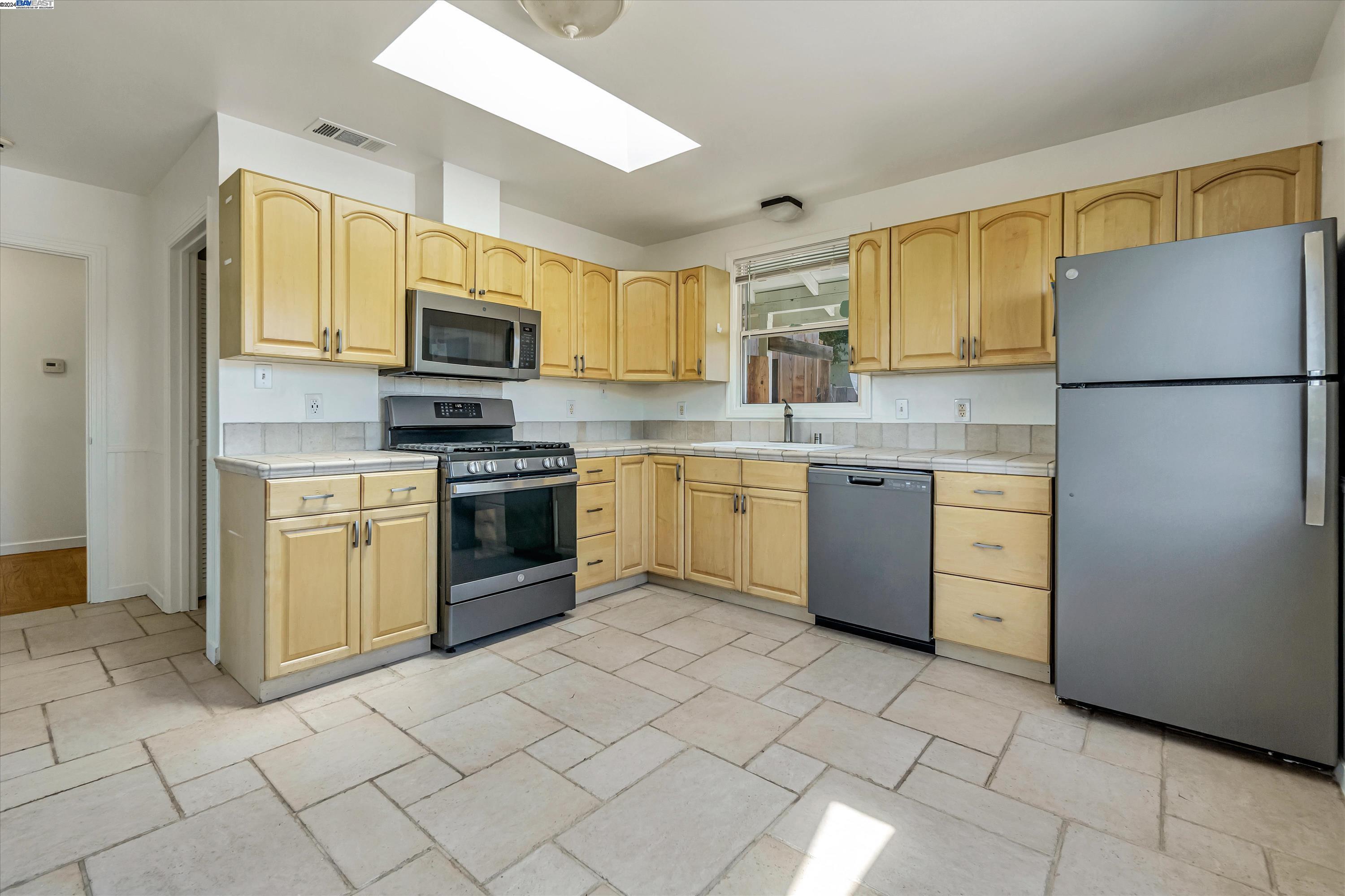 Detail Gallery Image 12 of 39 For 215 Suisun, Rodeo,  CA 94572 - 3 Beds | 2 Baths