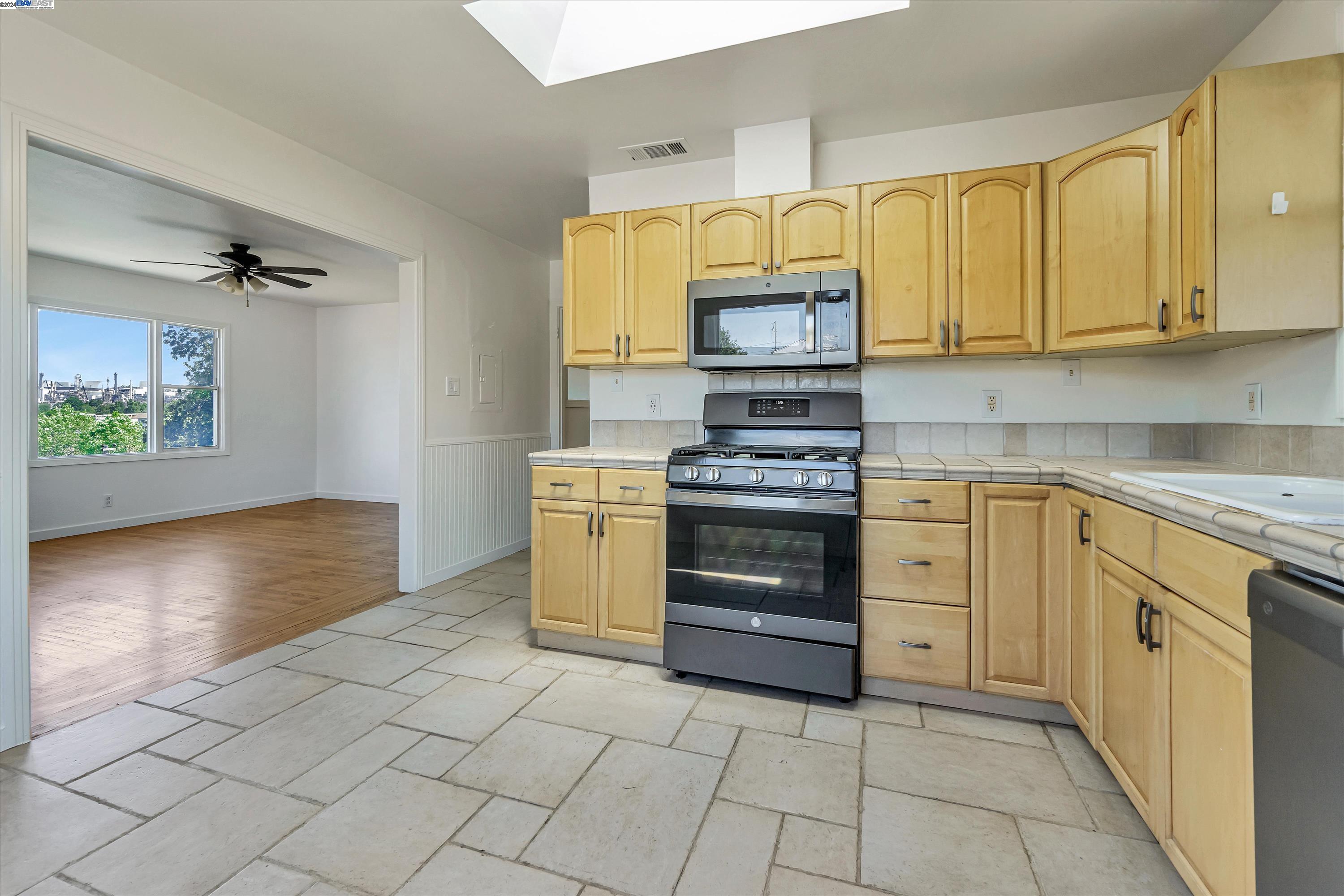 Detail Gallery Image 13 of 39 For 215 Suisun, Rodeo,  CA 94572 - 3 Beds | 2 Baths