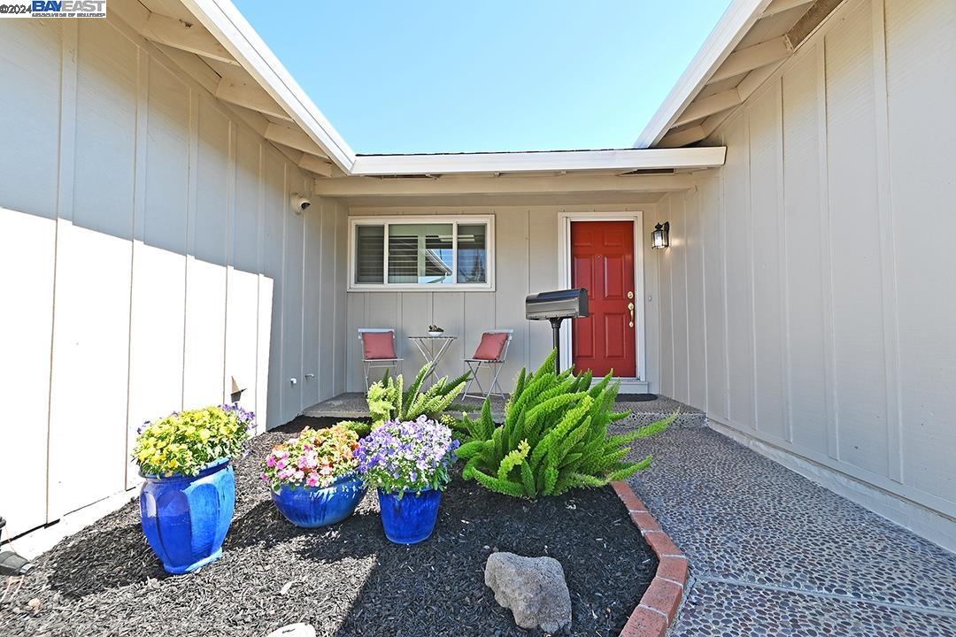 Detail Gallery Image 2 of 25 For 1022 Roxanne St, Livermore,  CA 94550 - 4 Beds | 2 Baths