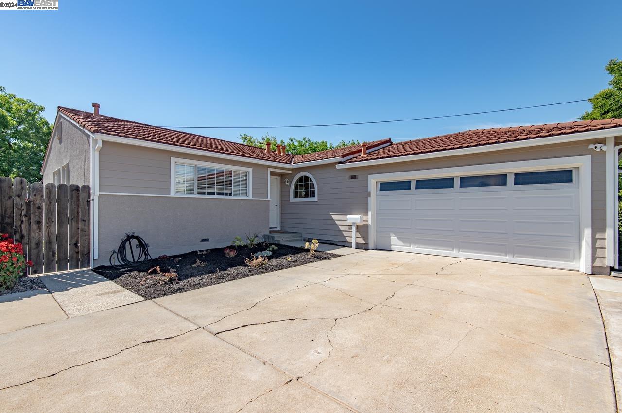 Detail Gallery Image 2 of 27 For 135 Lee Ave, Livermore,  CA 94551 - 3 Beds | 2 Baths