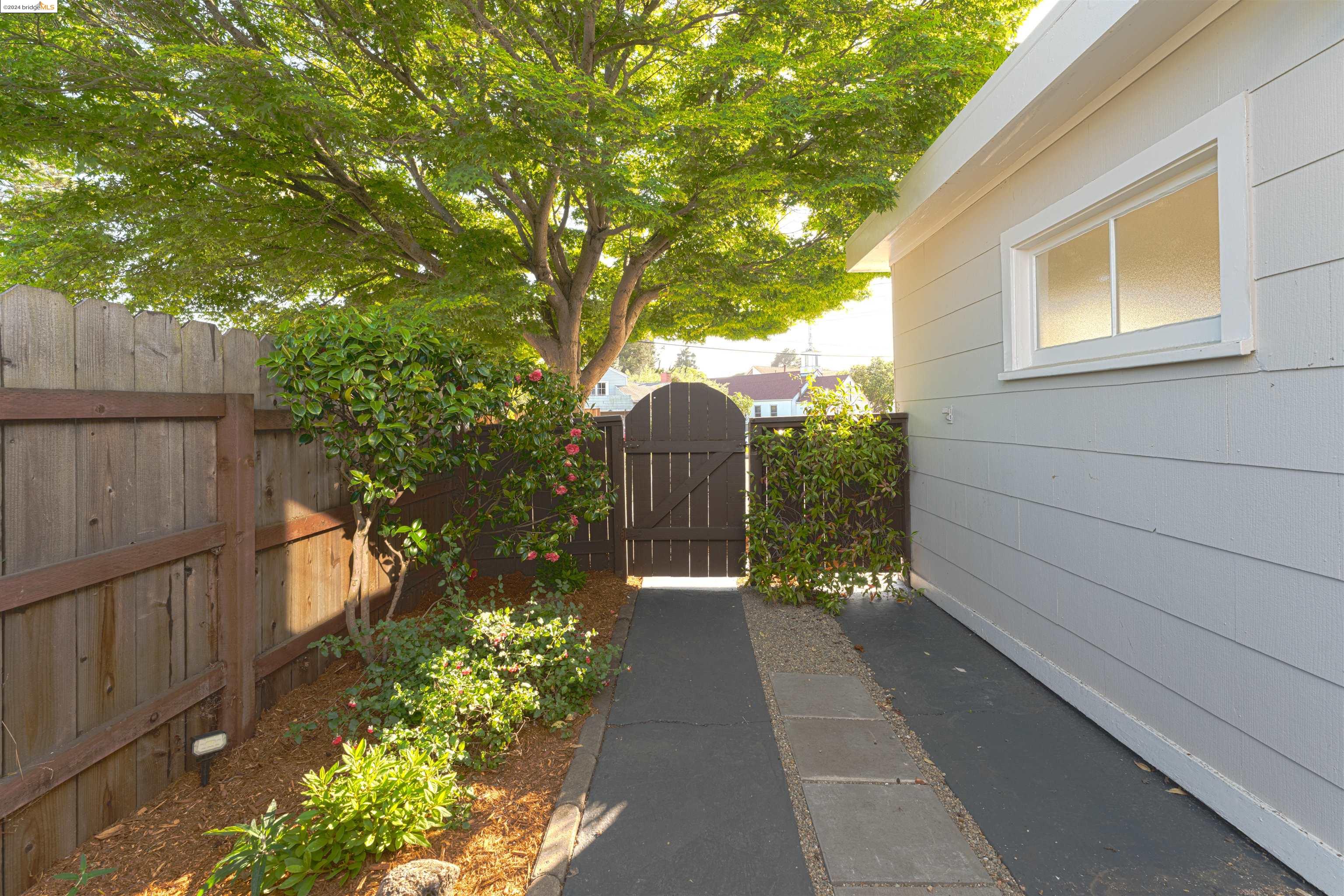 Detail Gallery Image 33 of 33 For 2014 Carlson Blvd, Richmond,  CA 94804 - 2 Beds | 1 Baths