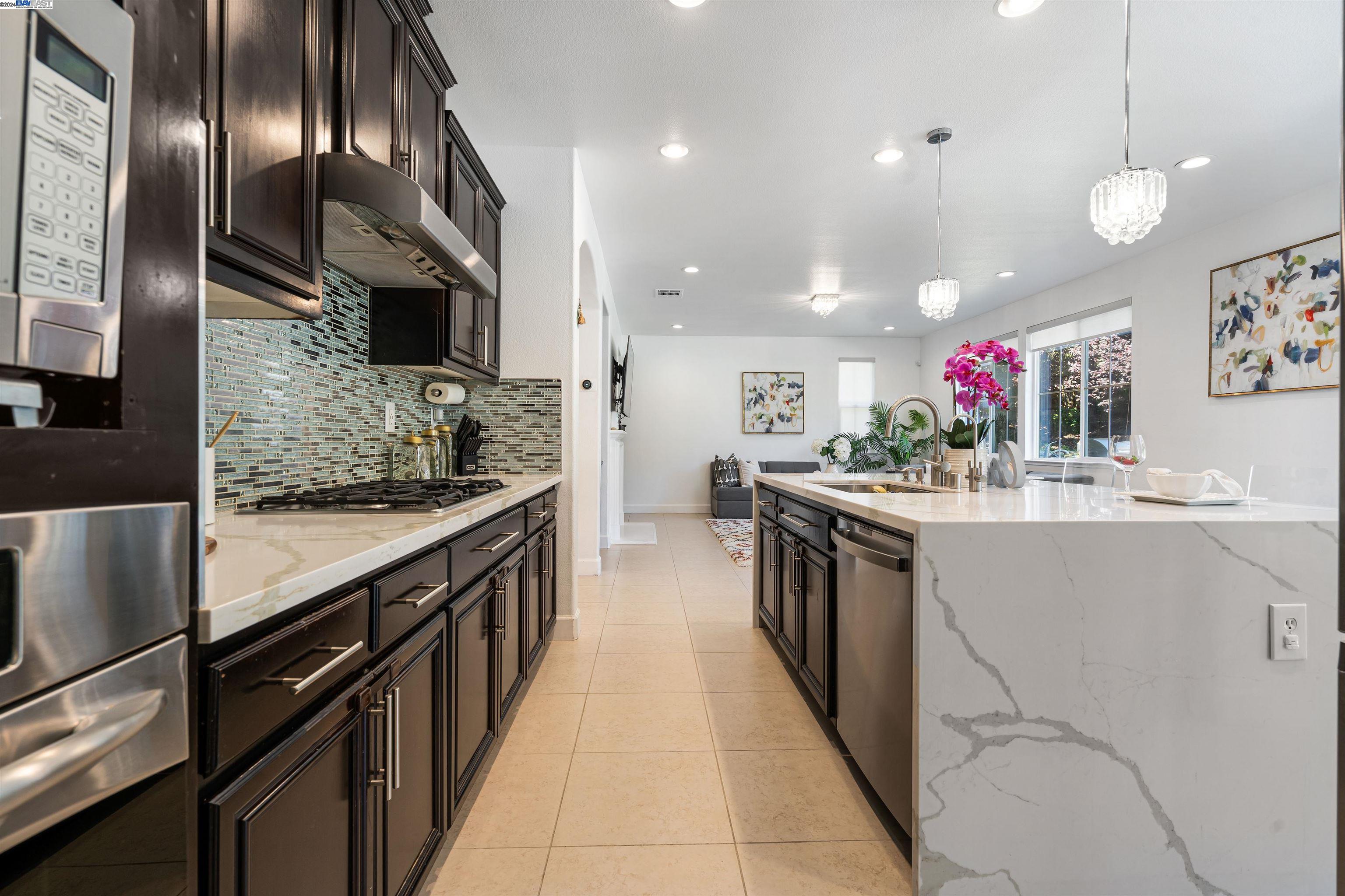Detail Gallery Image 12 of 60 For 5669 Avellina Dr, Dublin,  CA 94568 - 5 Beds | 3/1 Baths