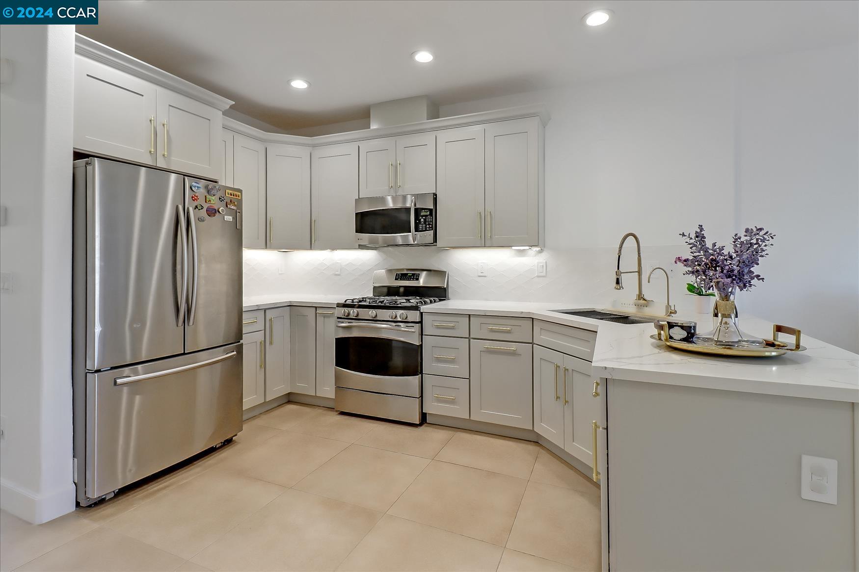 Detail Gallery Image 13 of 30 For 357 Esfahan Ct, San Jose,  CA 95111 - 2 Beds | 2/1 Baths