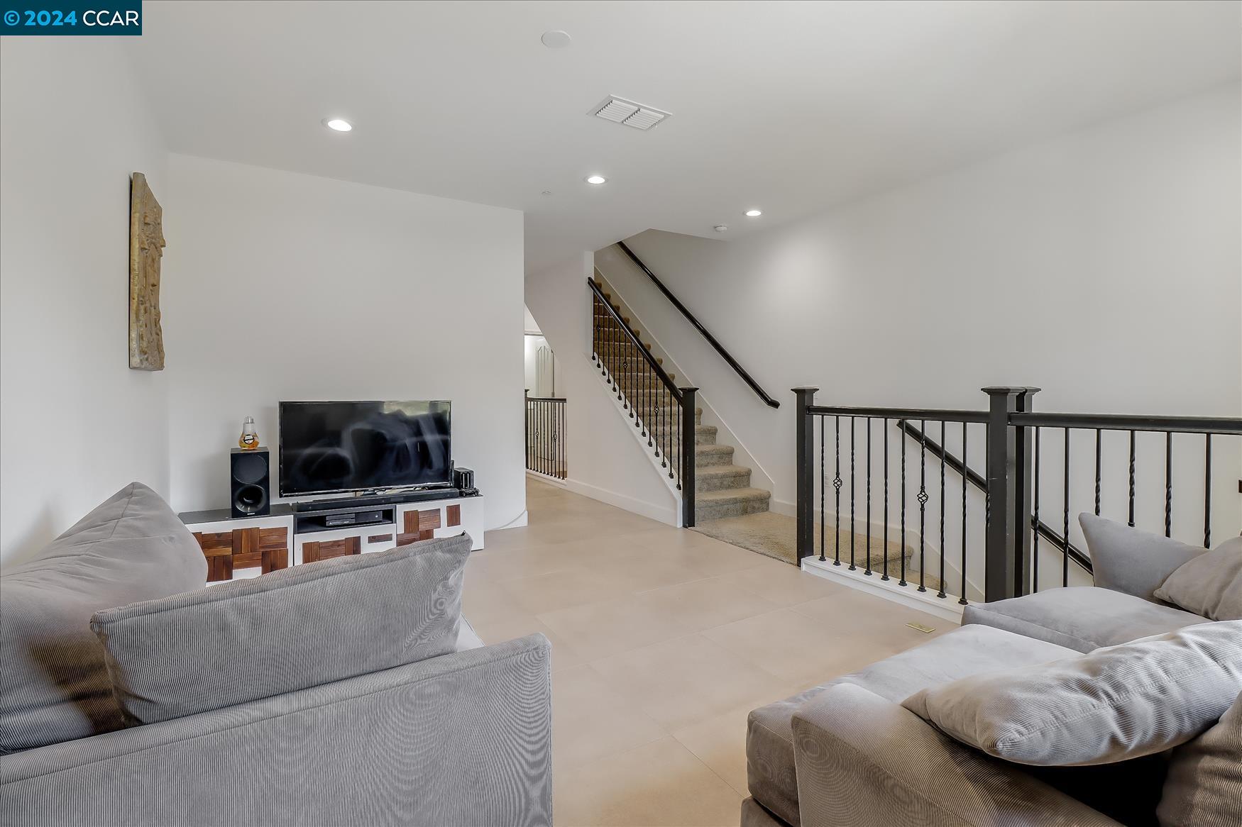 Detail Gallery Image 8 of 30 For 357 Esfahan Ct, San Jose,  CA 95111 - 2 Beds | 2/1 Baths