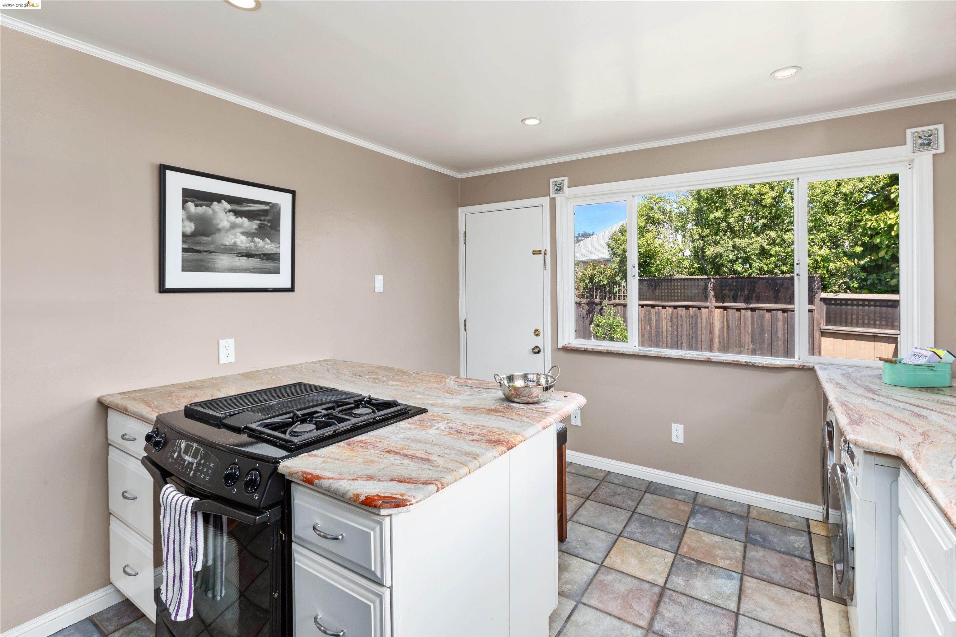 Detail Gallery Image 10 of 20 For 1019 Ramona Ave, Albany,  CA 94706-2301 - 2 Beds | 1 Baths