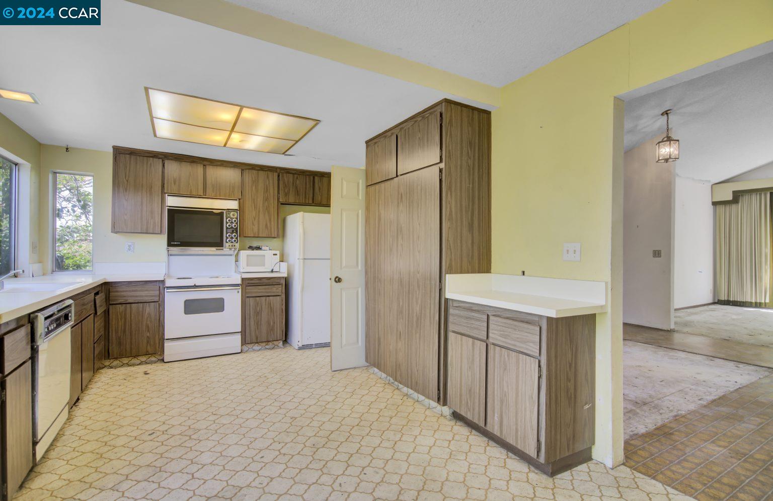 Detail Gallery Image 15 of 50 For 6510 Longwood Ct, Martinez,  CA 94553 - 4 Beds | 2/1 Baths