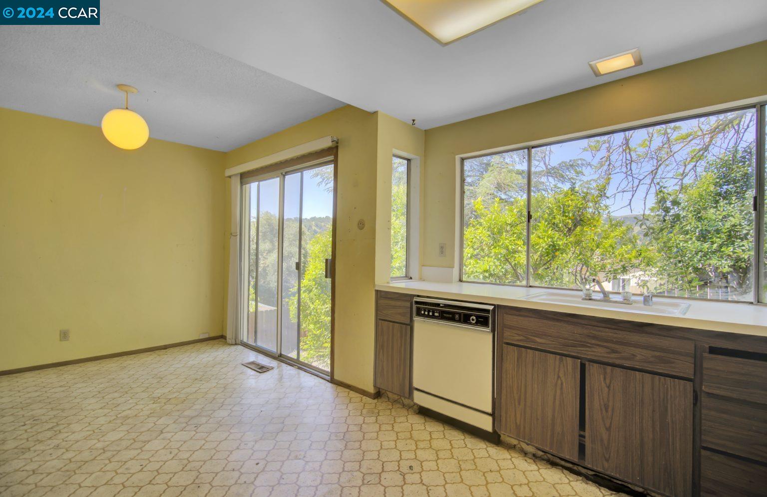 Detail Gallery Image 18 of 50 For 6510 Longwood Ct, Martinez,  CA 94553 - 4 Beds | 2/1 Baths