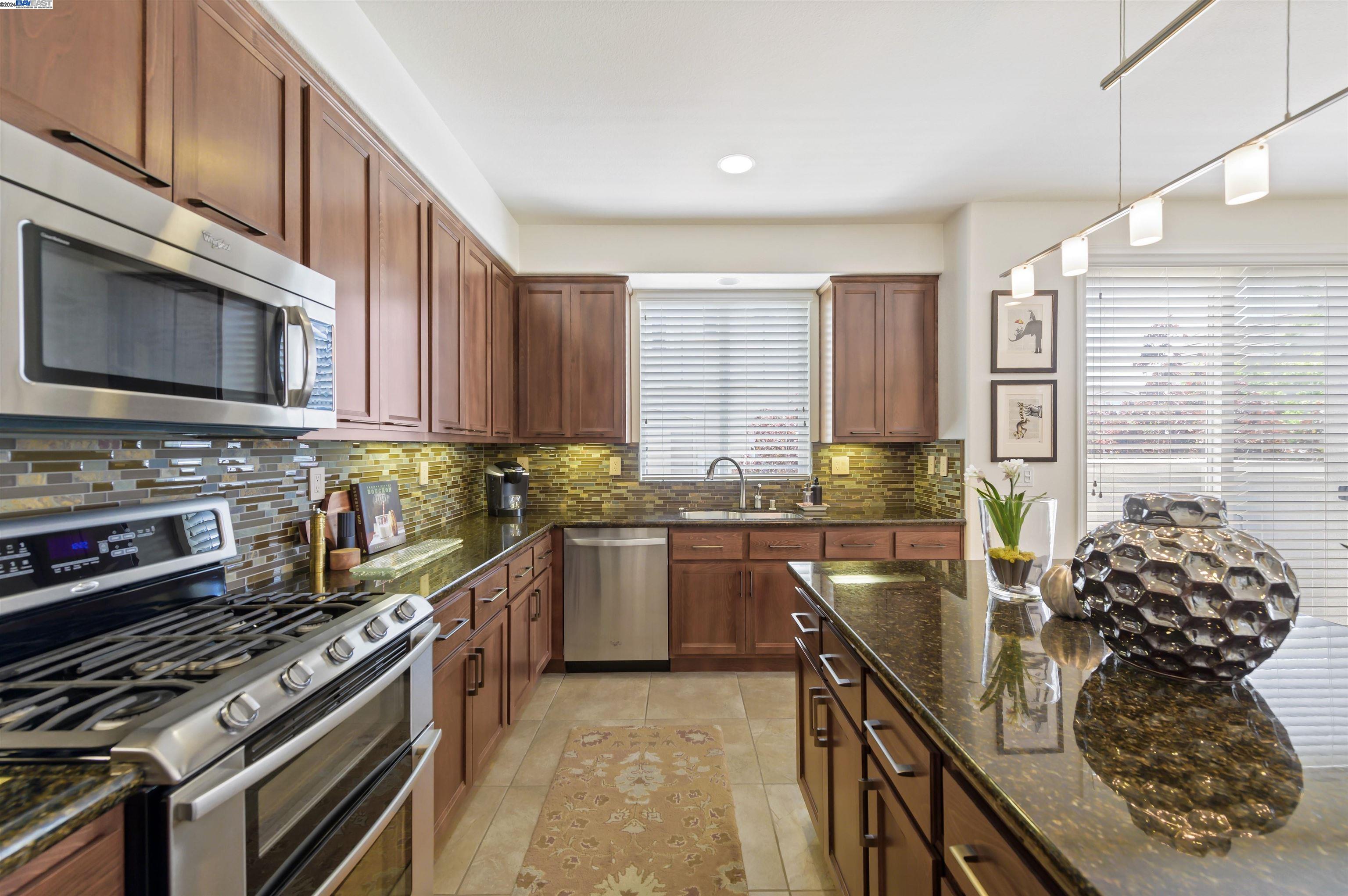 Detail Gallery Image 12 of 31 For 166 Selby Lane # 8, Livermore,  CA 94551 - 3 Beds | 2/1 Baths
