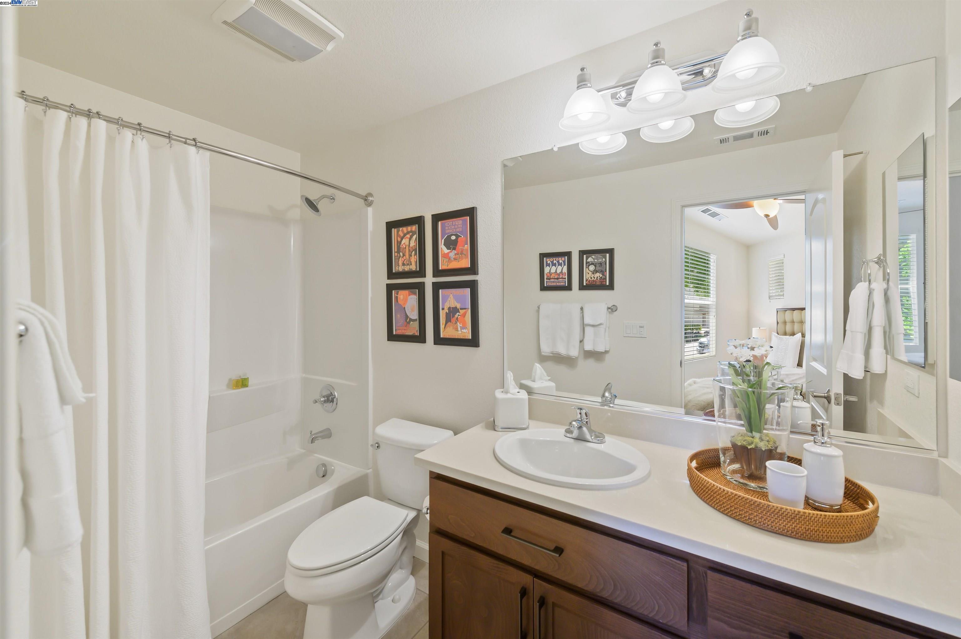 Detail Gallery Image 5 of 31 For 166 Selby Lane # 8, Livermore,  CA 94551 - 3 Beds | 2/1 Baths