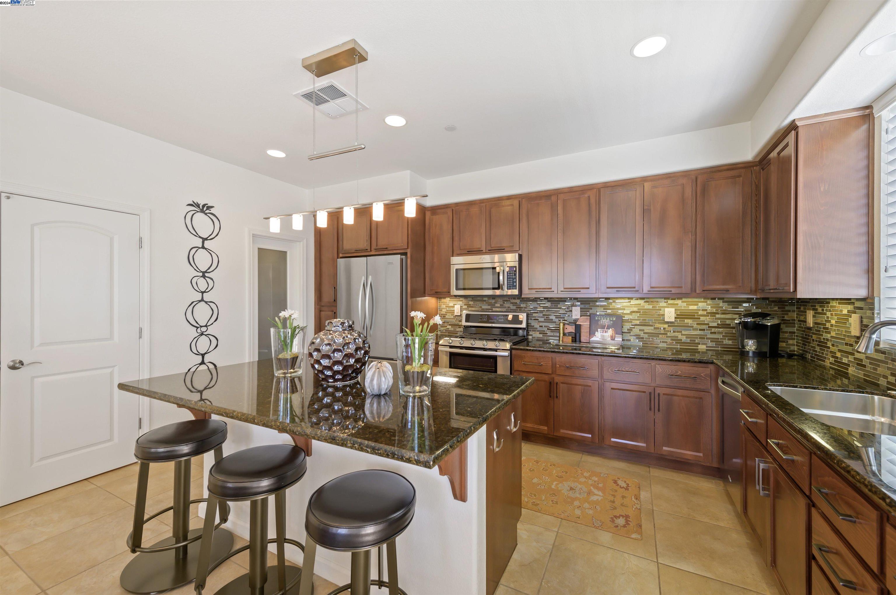 Detail Gallery Image 8 of 31 For 166 Selby Lane # 8, Livermore,  CA 94551 - 3 Beds | 2/1 Baths