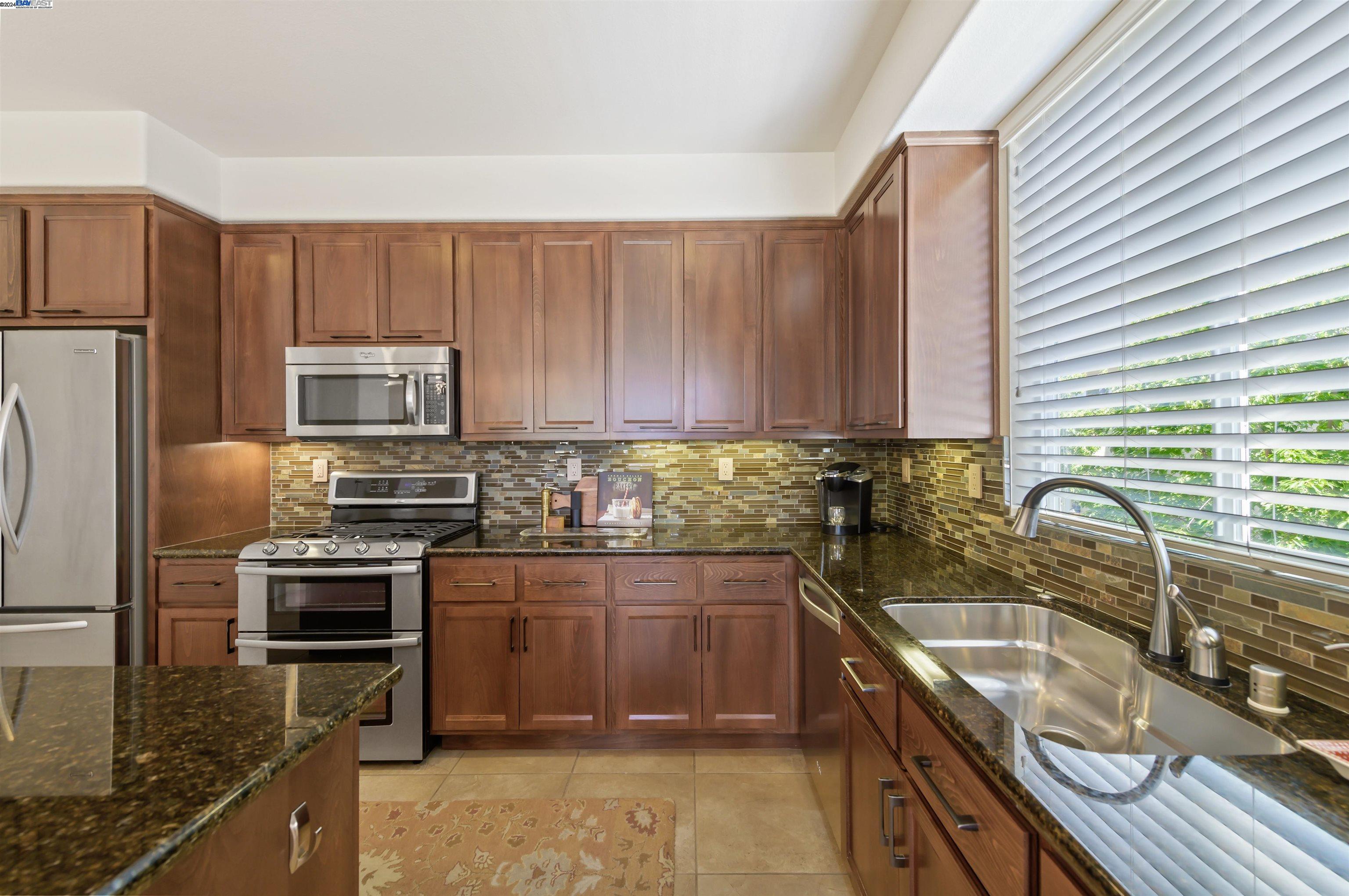 Detail Gallery Image 9 of 31 For 166 Selby Lane # 8, Livermore,  CA 94551 - 3 Beds | 2/1 Baths