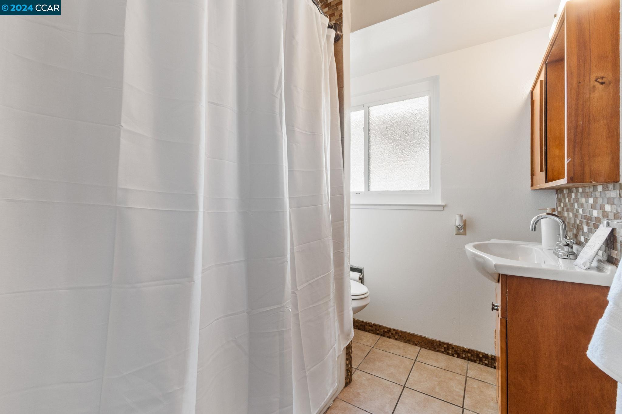 Detail Gallery Image 11 of 32 For 2827 Loyola Drive, Richmond,  CA 94806 - 3 Beds | 2 Baths