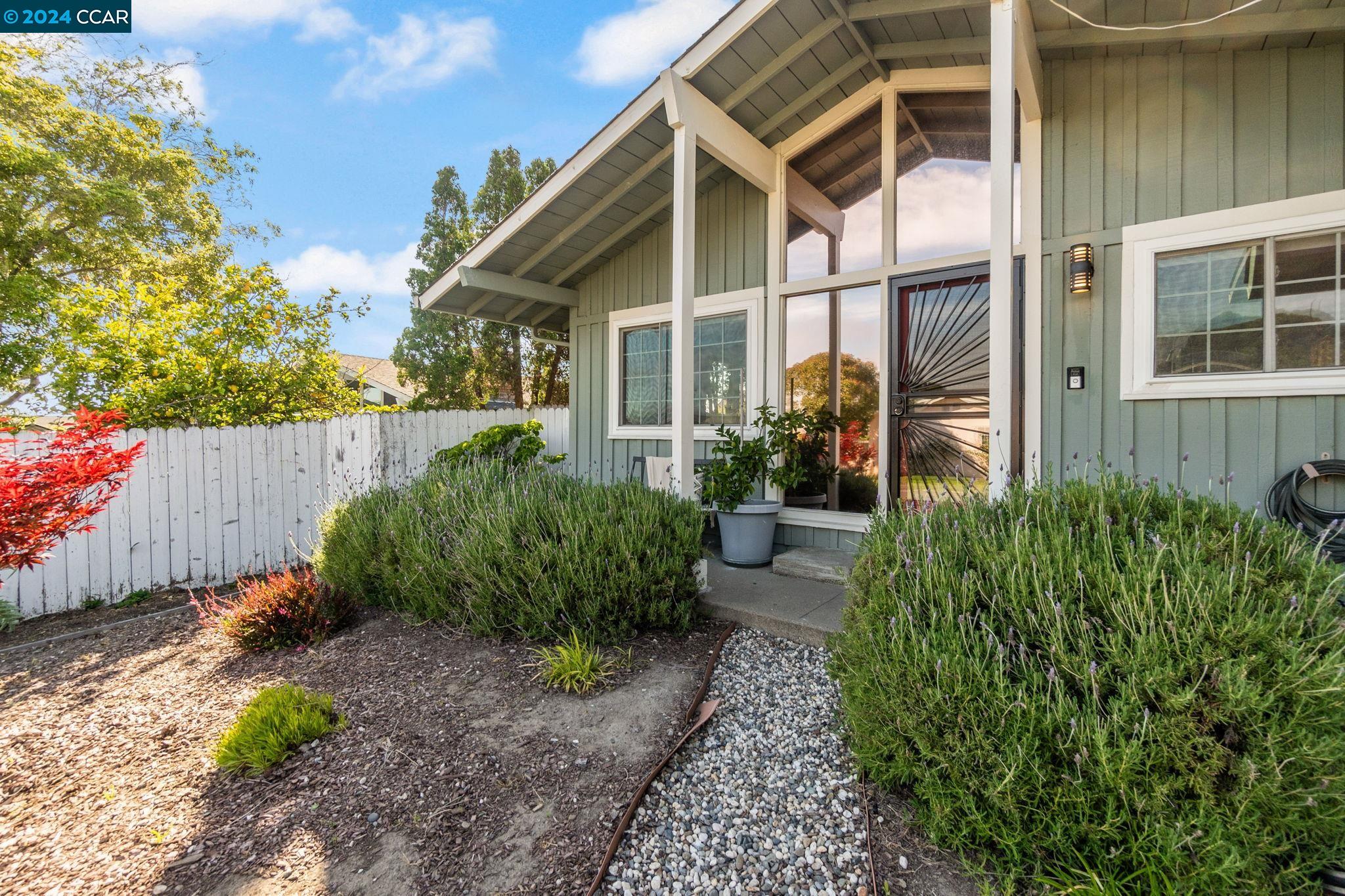 Detail Gallery Image 13 of 32 For 2827 Loyola Drive, Richmond,  CA 94806 - 3 Beds | 2 Baths