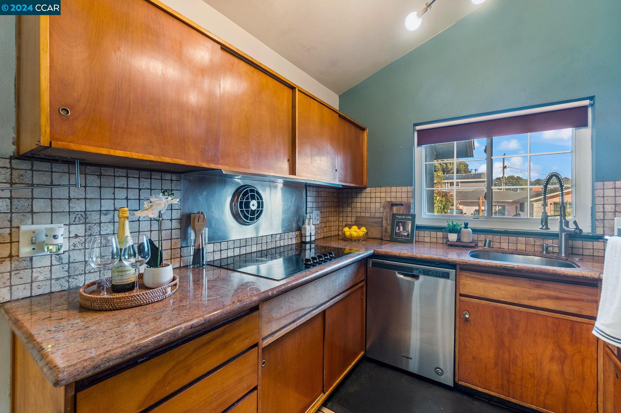Detail Gallery Image 18 of 32 For 2827 Loyola Drive, Richmond,  CA 94806 - 3 Beds | 2 Baths