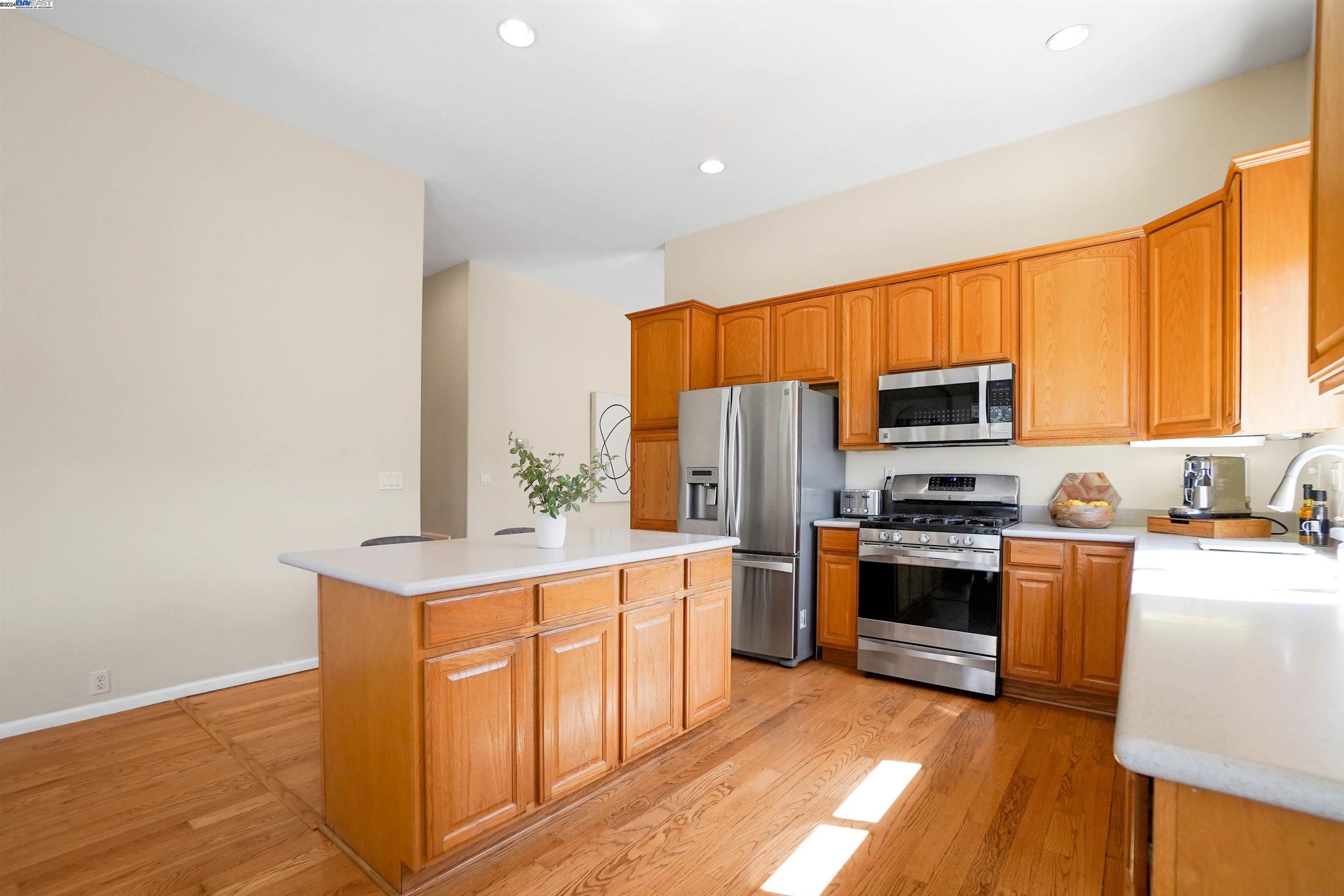 Detail Gallery Image 9 of 58 For 18761 Reamer Rd, Castro Valley,  CA 94546 - 4 Beds | 2 Baths