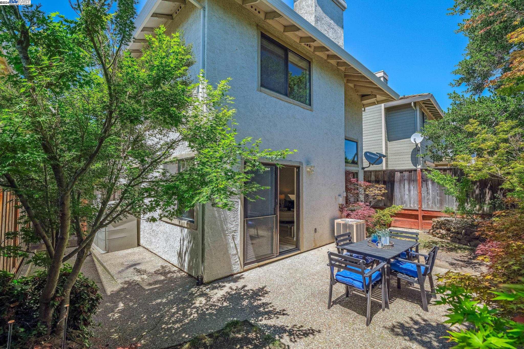 2270 Foxhill Dr