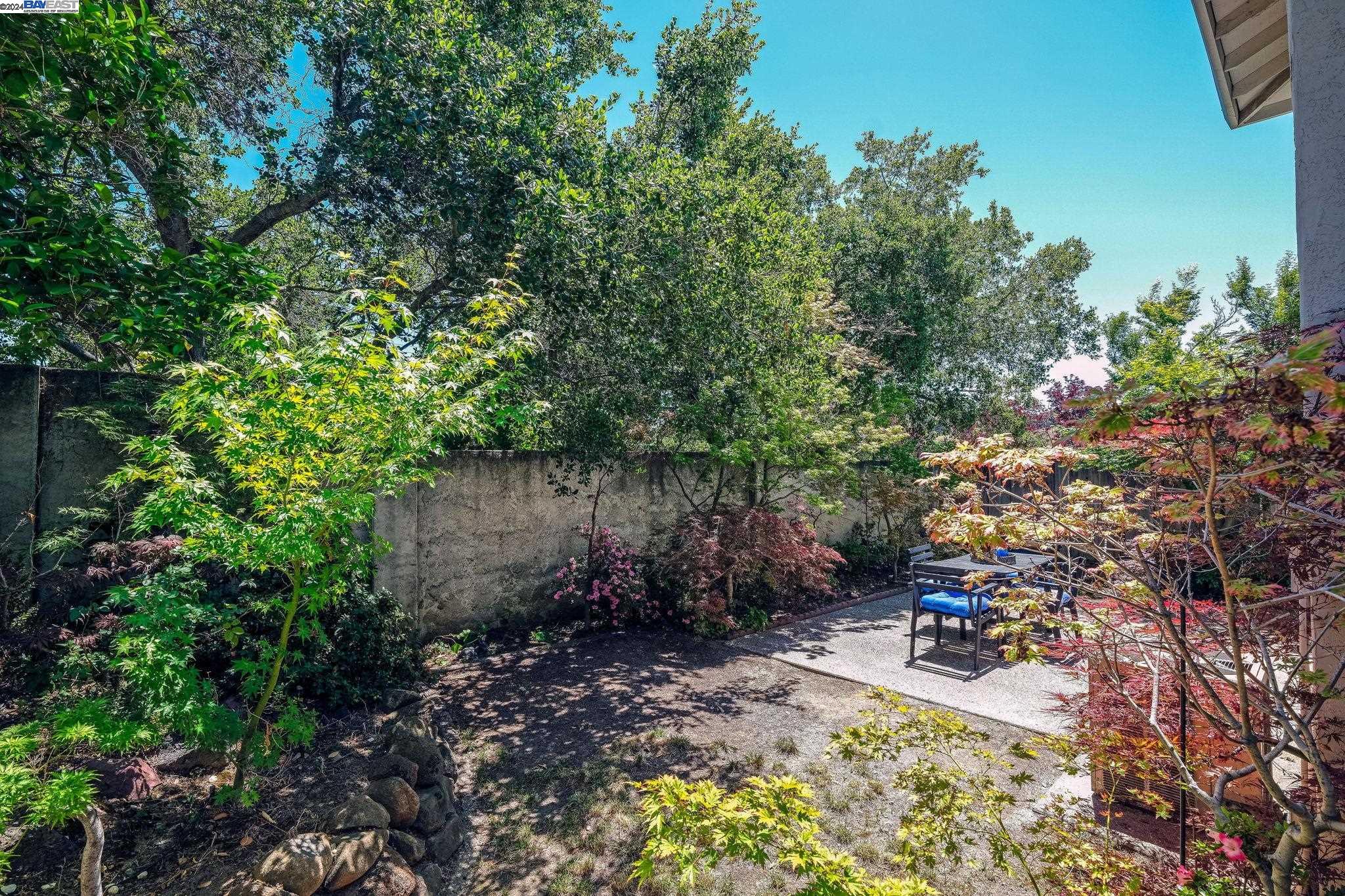 2270 Foxhill Dr