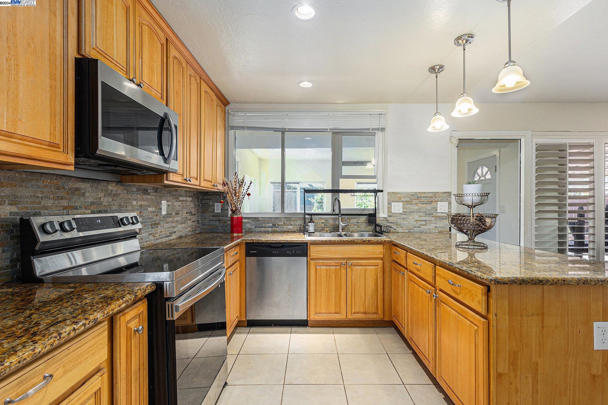 Detail Gallery Image 11 of 27 For 31541 Medinah St., Hayward,  CA 94544 - 3 Beds | 2 Baths