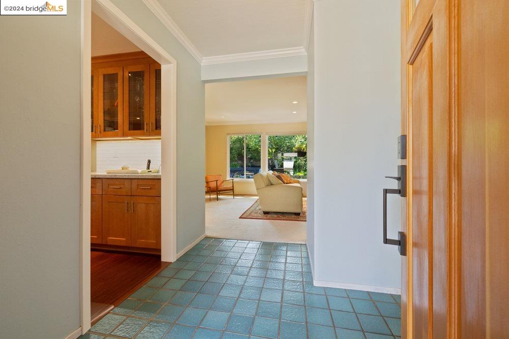 Detail Gallery Image 8 of 51 For 12901 Brookpark Rd, Oakland,  CA 94619 - 3 Beds | 2 Baths