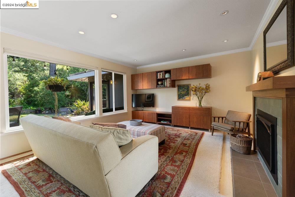 Detail Gallery Image 10 of 51 For 12901 Brookpark Rd, Oakland,  CA 94619 - 3 Beds | 2 Baths