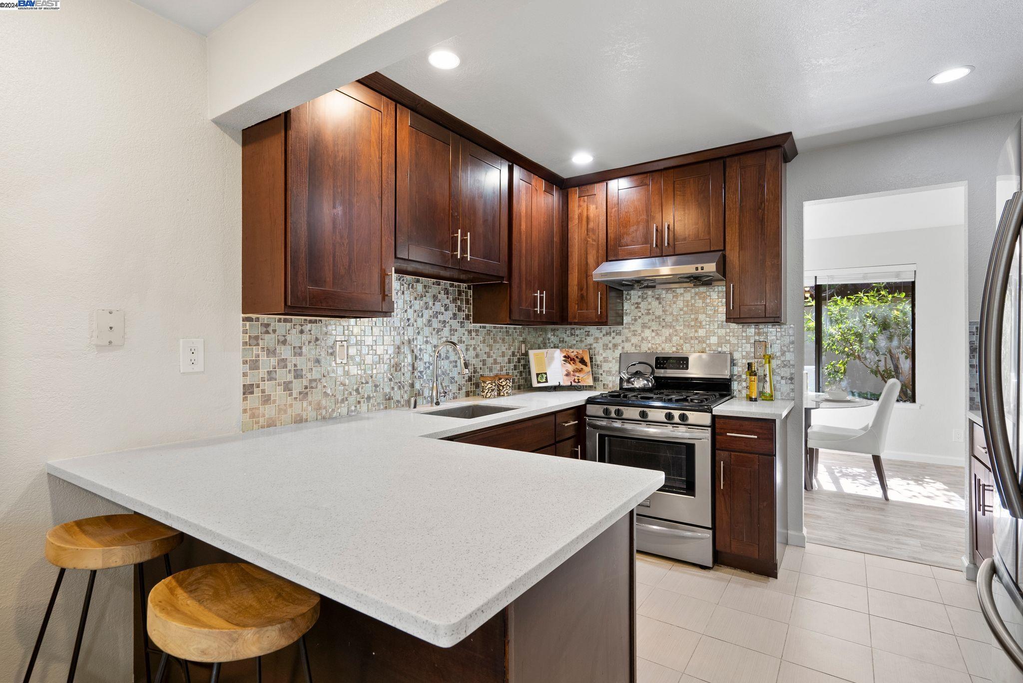 Detail Gallery Image 14 of 47 For 705 Ironwood Rd, Alameda,  CA 94502 - 2 Beds | 2/1 Baths