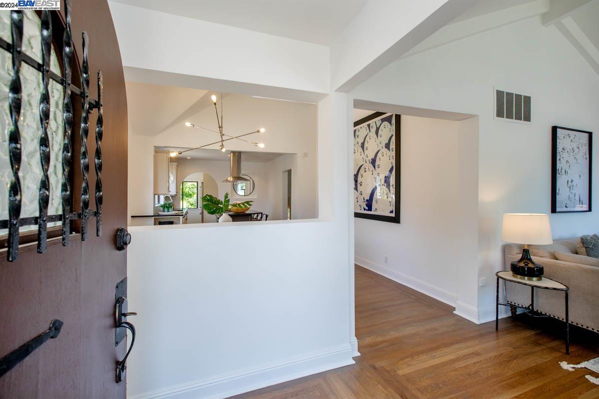 Detail Gallery Image 4 of 59 For 2821 Lincoln Ave, Alameda,  CA 94501 - 3 Beds | 2 Baths