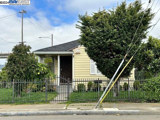 Detail Gallery Image 1 of 1 For 10500 Pippin Street, Oakland,  CA 94603 - 3 Beds | 1 Baths