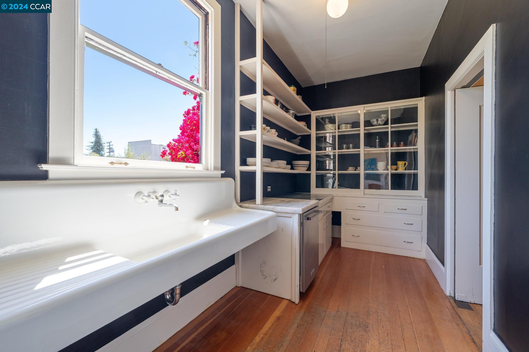 Detail Gallery Image 20 of 60 For 3922 Harrison St, Oakland,  CA 94611-4537 - 6 Beds | 3/1 Baths