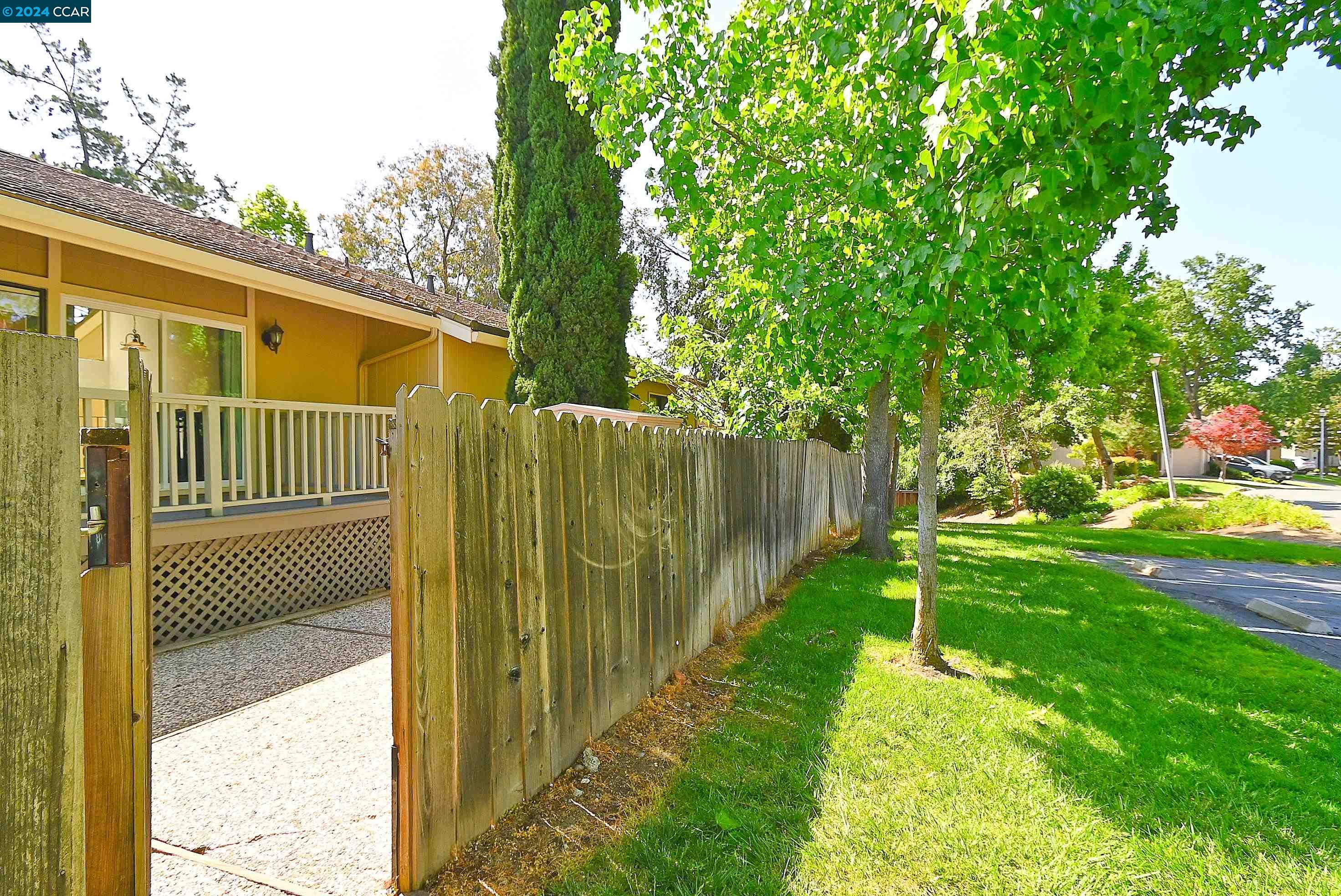 Detail Gallery Image 23 of 31 For 341 Wildcroft Dr, Martinez,  CA 94553 - 2 Beds | 2 Baths