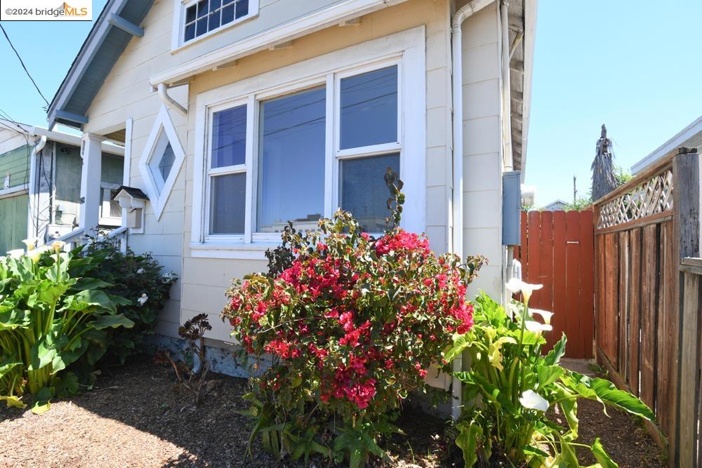 Detail Gallery Image 2 of 27 For 142 12th St, Richmond,  CA 94801 - 3 Beds | 1 Baths